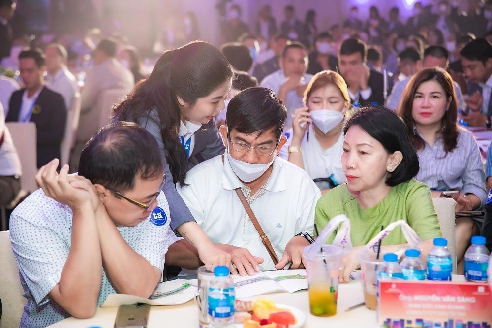 Nhà đầu tư đánh giá cao vị trí và thiết kế của phân khu phố Đông. Nhà đầu tư đánh giá cao vị trí và thiết kế của phân khu phố Đông.