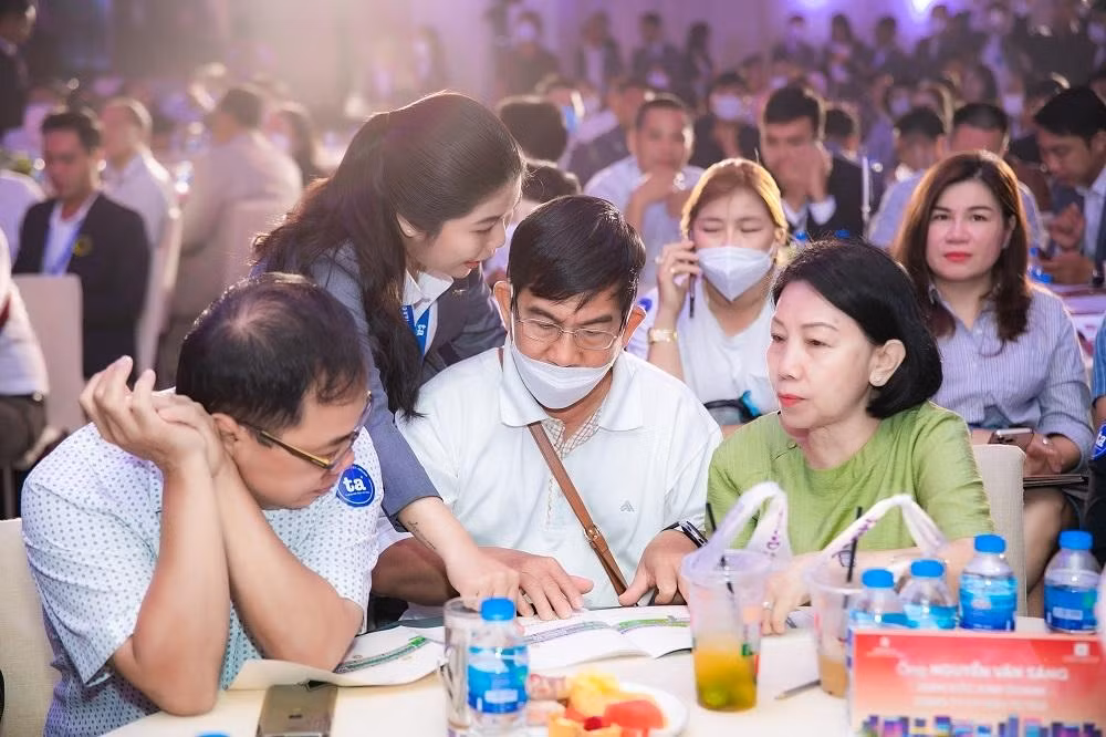 Nhà đầu tư đánh giá cao vị trí và thiết kế của phân khu phố Đông. Nhà đầu tư đánh giá cao vị trí và thiết kế của phân khu phố Đông.