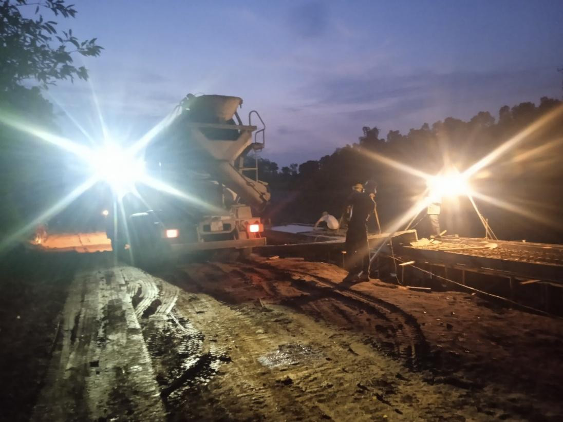 Sáng đèn thi công xuyên đêm Resort Sao Mai Thanh Hóa