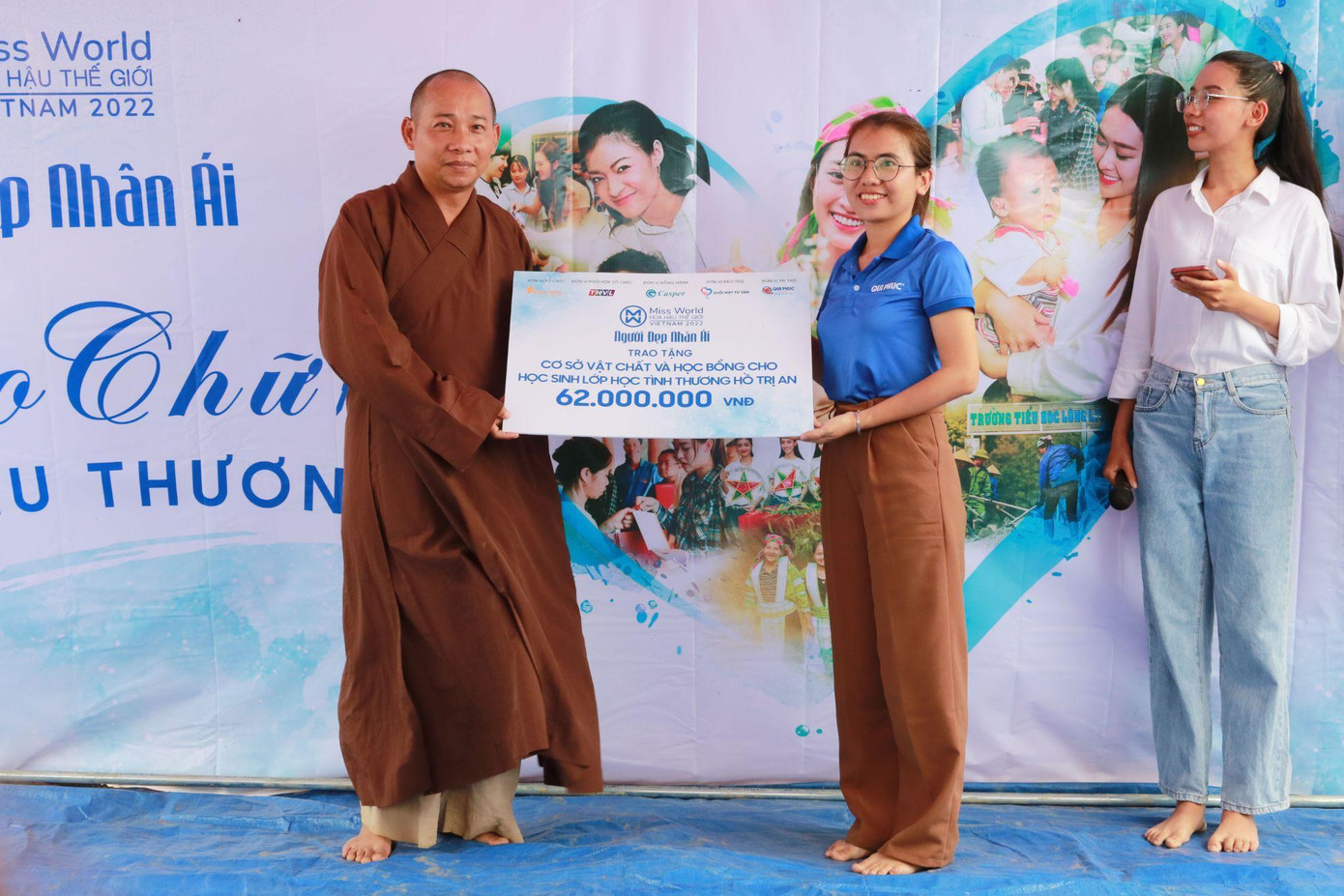 Đại diện Công ty Qui Phúc trao tặng cơ sở vật chất cho lớp học tình thương làng bè do thầy Thích Chơn Nguyên sáng lập. Đại diện Công ty Qui Phúc trao tặng cơ sở vật chất cho lớp học tình thương làng bè do thầy Thích Chơn Nguyên sáng lập.