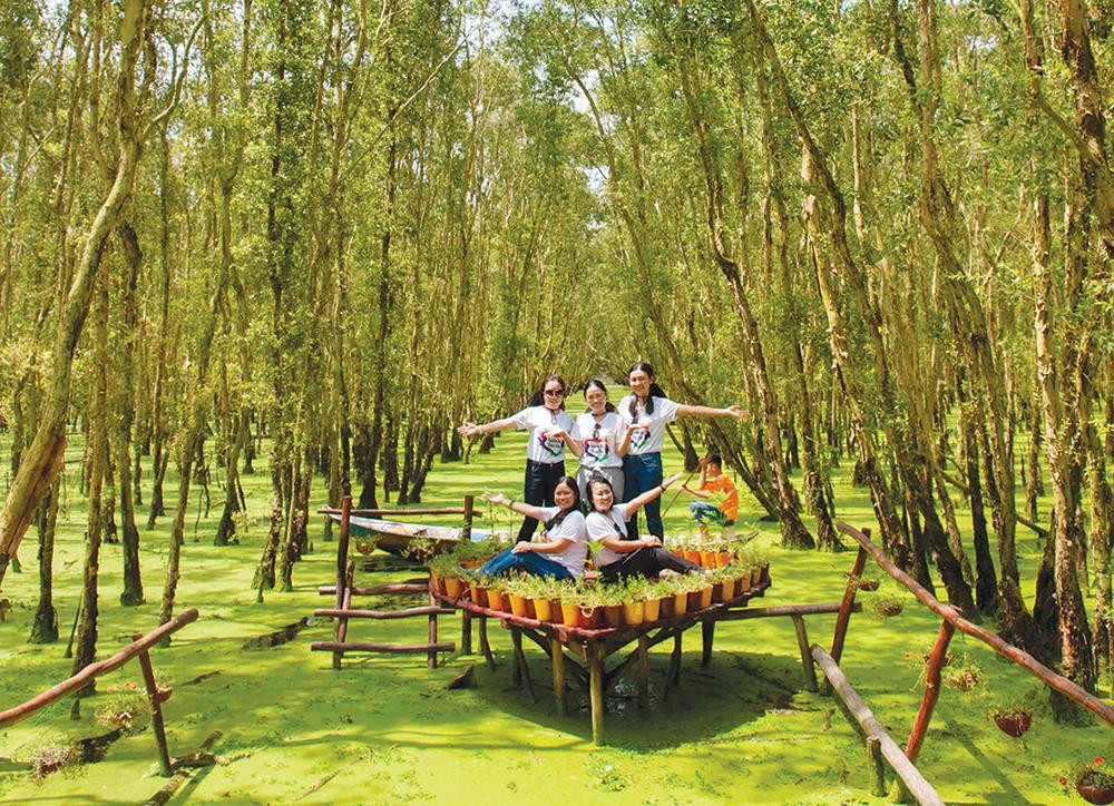 Hoạt động trải nghiệm ở “Tâm” Rừng Tràm Trà Sư hút khách du lịch