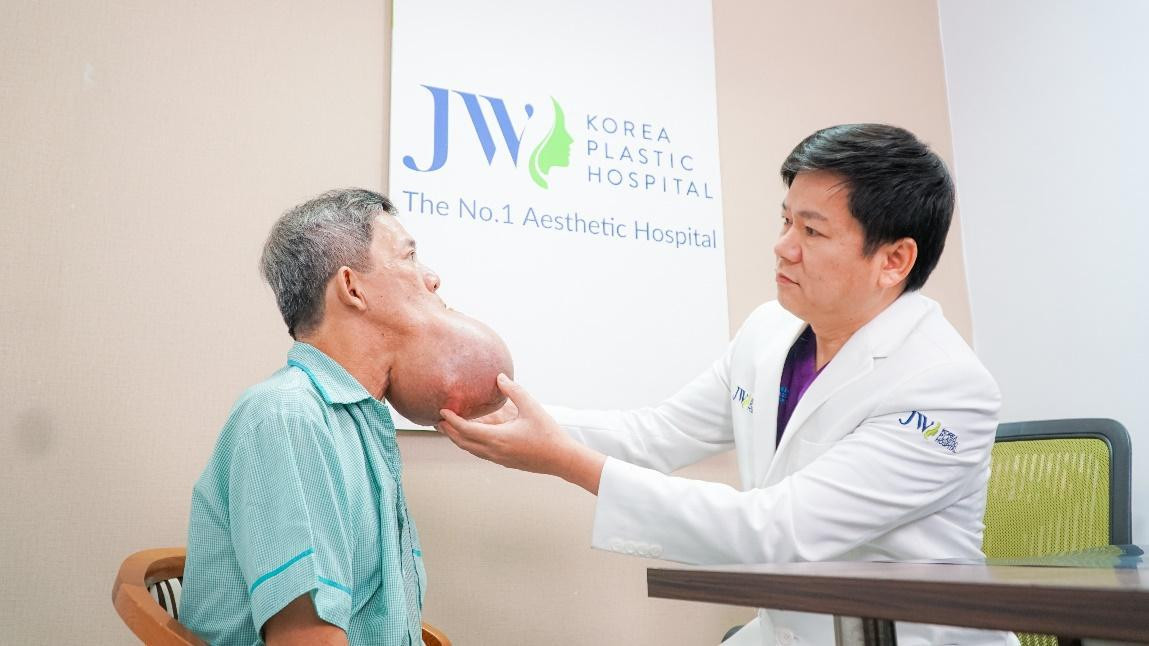 Chú Khanh mang khối u khổng lồ được Bác sĩ Tú Dung mổ khối u thành công