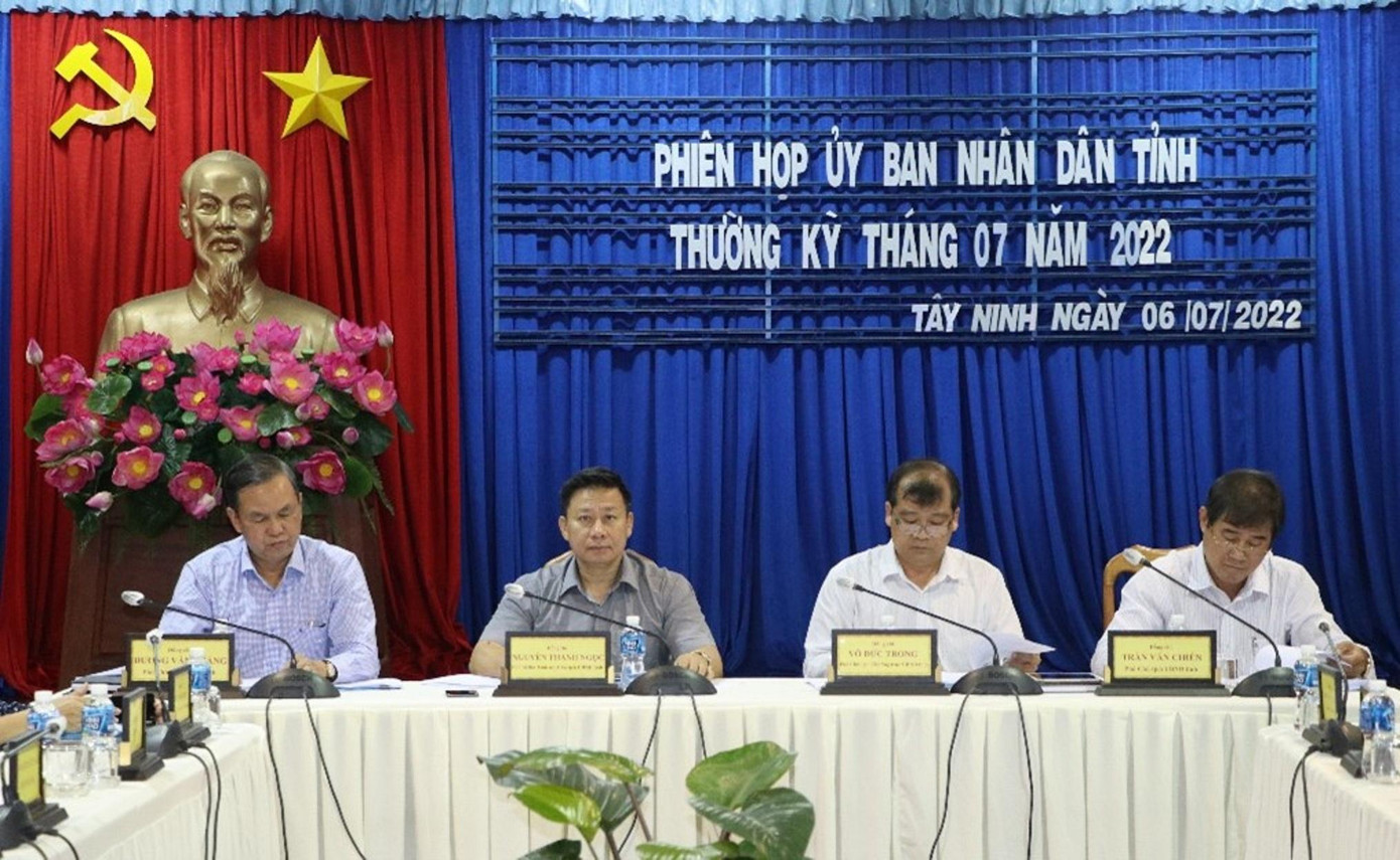 Chủ tịch UBND tỉnh Tây Ninh, ông Nguyễn Thanh Ngọc (thứ 2 trái sang) cùng các phó Chủ tịch chủ trì phiên họp.