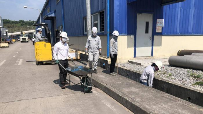 Vấn đề vệ sinh môi trường luôn được doanh nghiệp thực hiện thường xuyên Vấn đề vệ sinh môi trường luôn được doanh nghiệp thực hiện thường xuyên