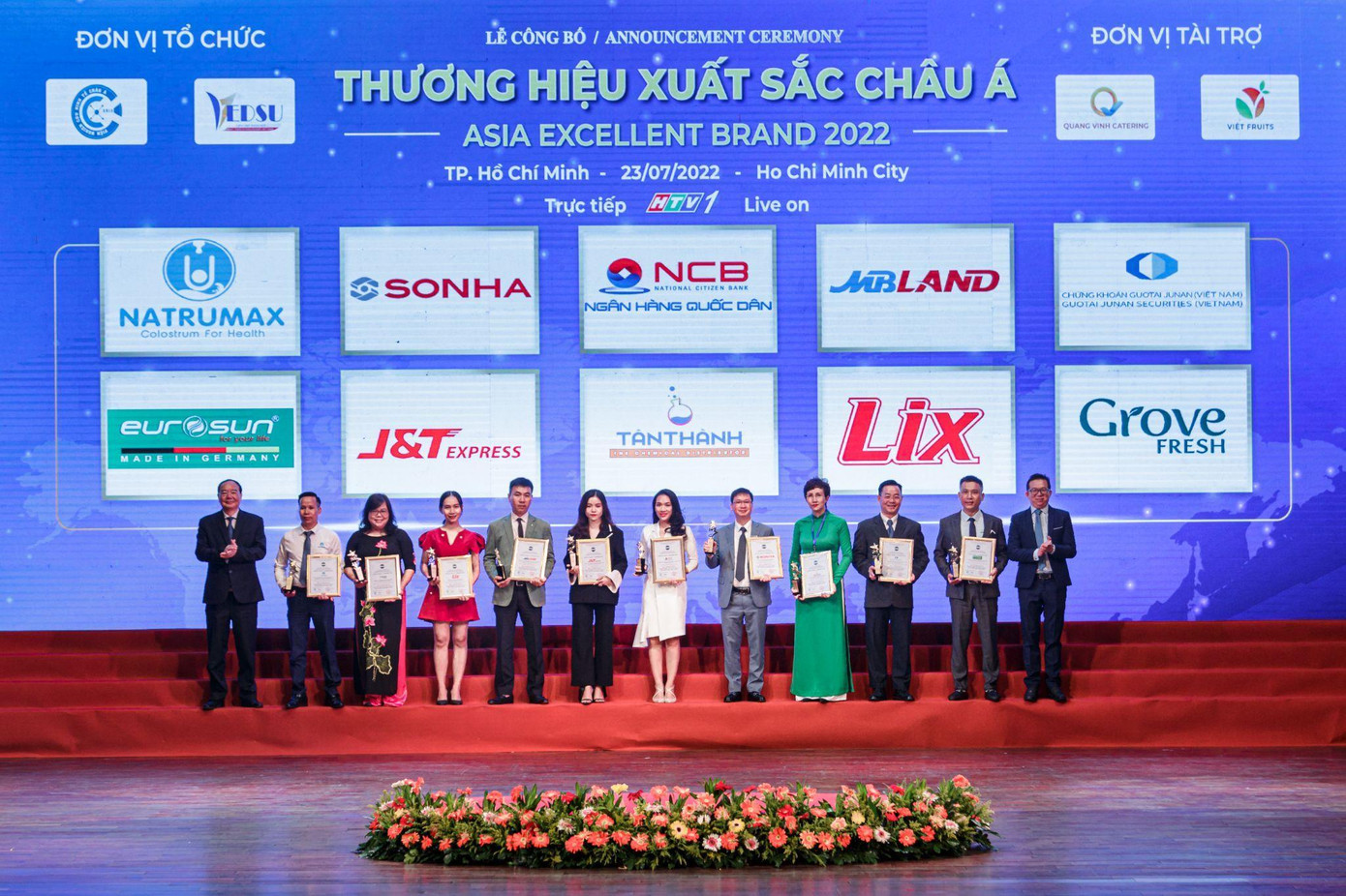 Công ty TNHH sản xuất Tân Thành vinh dự nằm trong TOP 10 - Thương hiệu xuất sắc Châu Á (xếp vị trí thứ 4 trong bảng thứ hạng, từ phải sang trái).