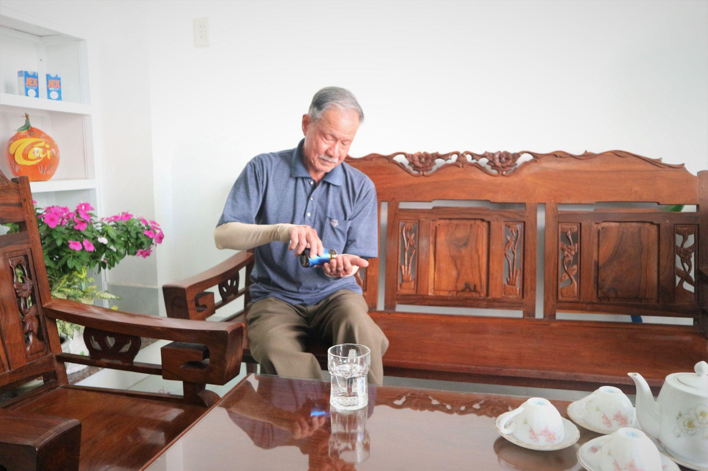 Chú Tấn kiên trì uống TPBVSK JEX thế hệ mới mỗi ngày.