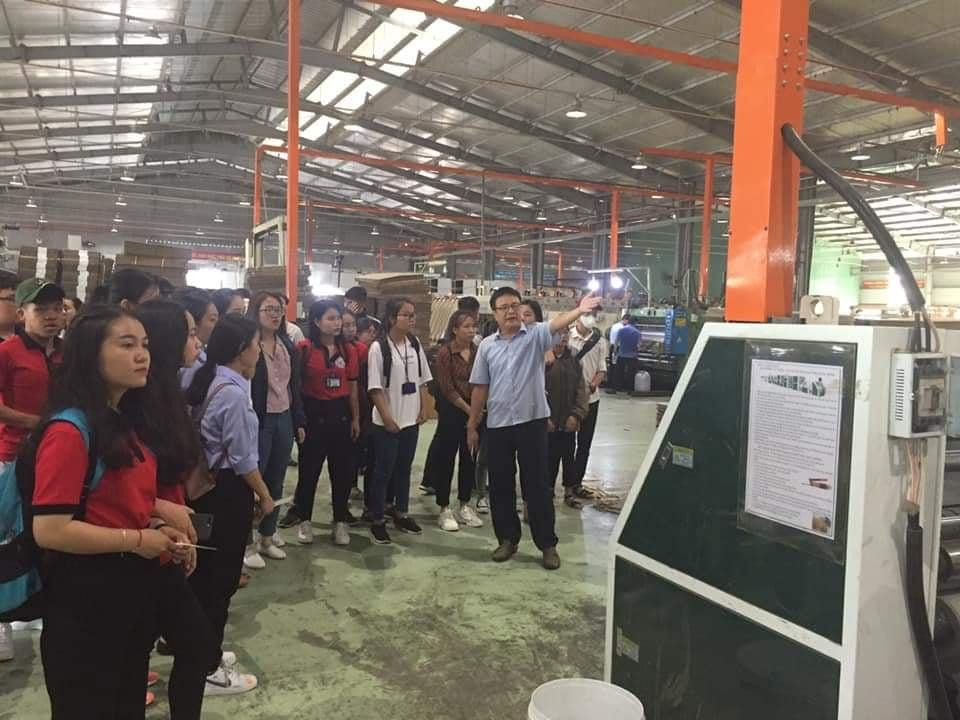 Sinh viên tham quan thực tế nhà máy sản xuất giấy