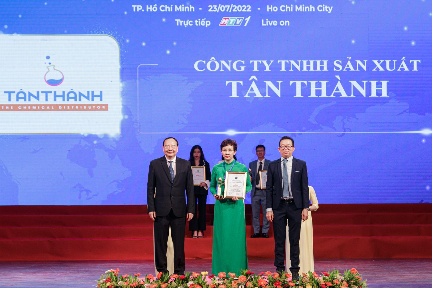 Bà Đinh Phương Thảo – Đại diện Công ty TNHH sản xuất Tân Thành lên nhận giải Thương hiệu xuất sắc Châu Á năm 2022.