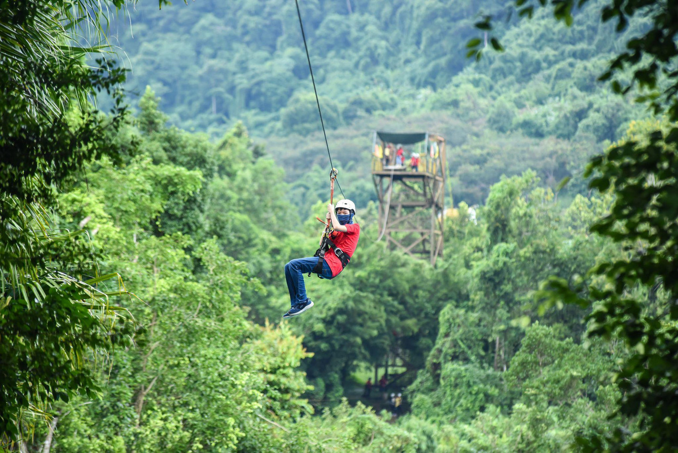 Trượt Zipline là một trong những trải nghiệm được yêu thích nhất trong chuyến đi. Từ trên cao, các bạn học viên có thể phóng tầm nhìn ra xa và cảm nhận trọn vẹn vẻ đẹp hùng vĩ của thiên nhiên tại Madagui.