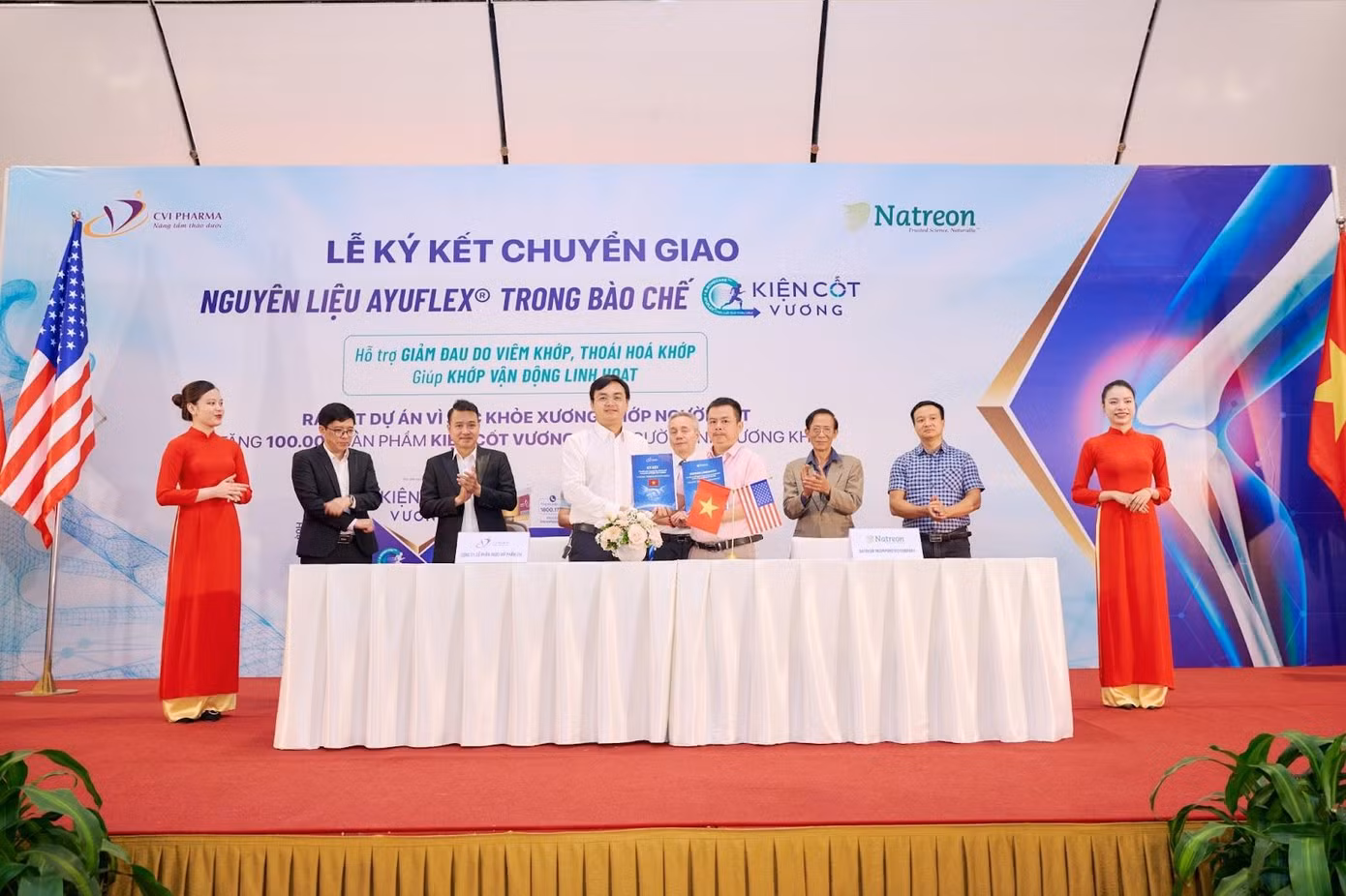 Đại diện CVI Pharma và Dược phẩm Thiên Nguyên ký kết chuyển giao nguyên liệu AyuFlex