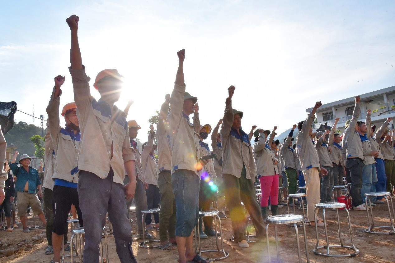 Tinh thần quyết tâm của toàn thể công nhân viên đang trực tiếp tham gia thi công tại công trình trường THPT Kỳ Sơn