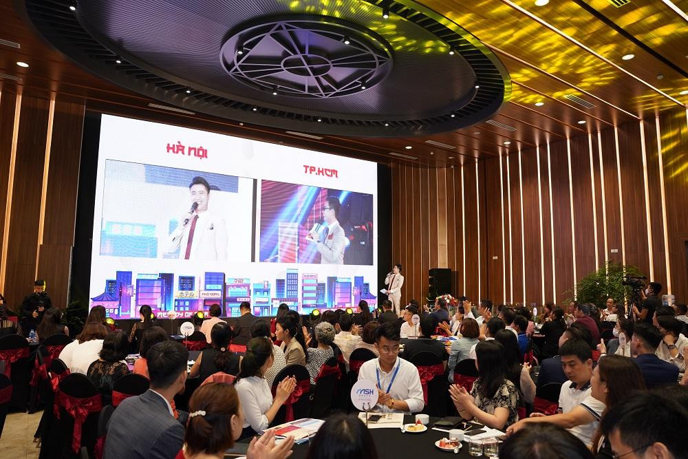 Khách hàng Hà Nội hồ hởi theo dõi phần bốc thăm diễn ra tại đầu cầu TP.HCM qua màn hình trực tiếp. Khách hàng Hà Nội hồ hởi theo dõi phần bốc thăm diễn ra tại đầu cầu TP.HCM qua màn hình trực tiếp.