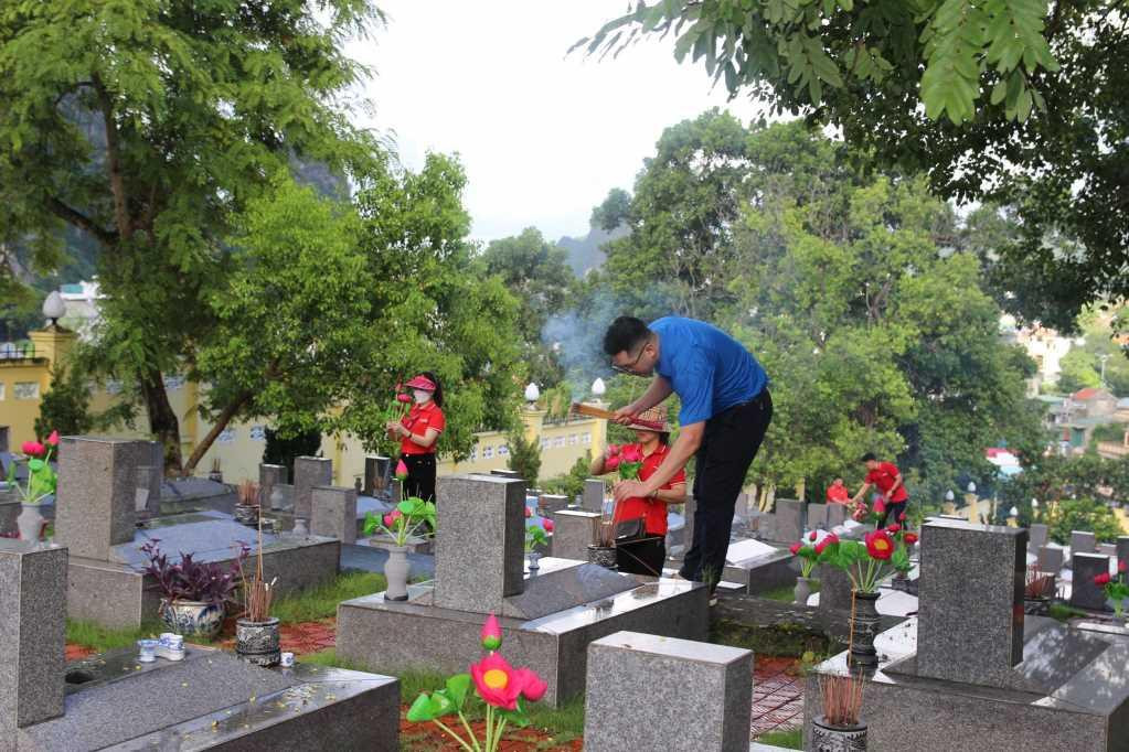 Đoàn viên, thanh niên Viettel Quảng Ninh, Cơ quan Khối MTTQ và các tổ chức chính trị - xã hội tỉnh dâng hương, dâng hoa tại Nghĩa trang Liệt sĩ Hà Tu (TP Hạ Long).