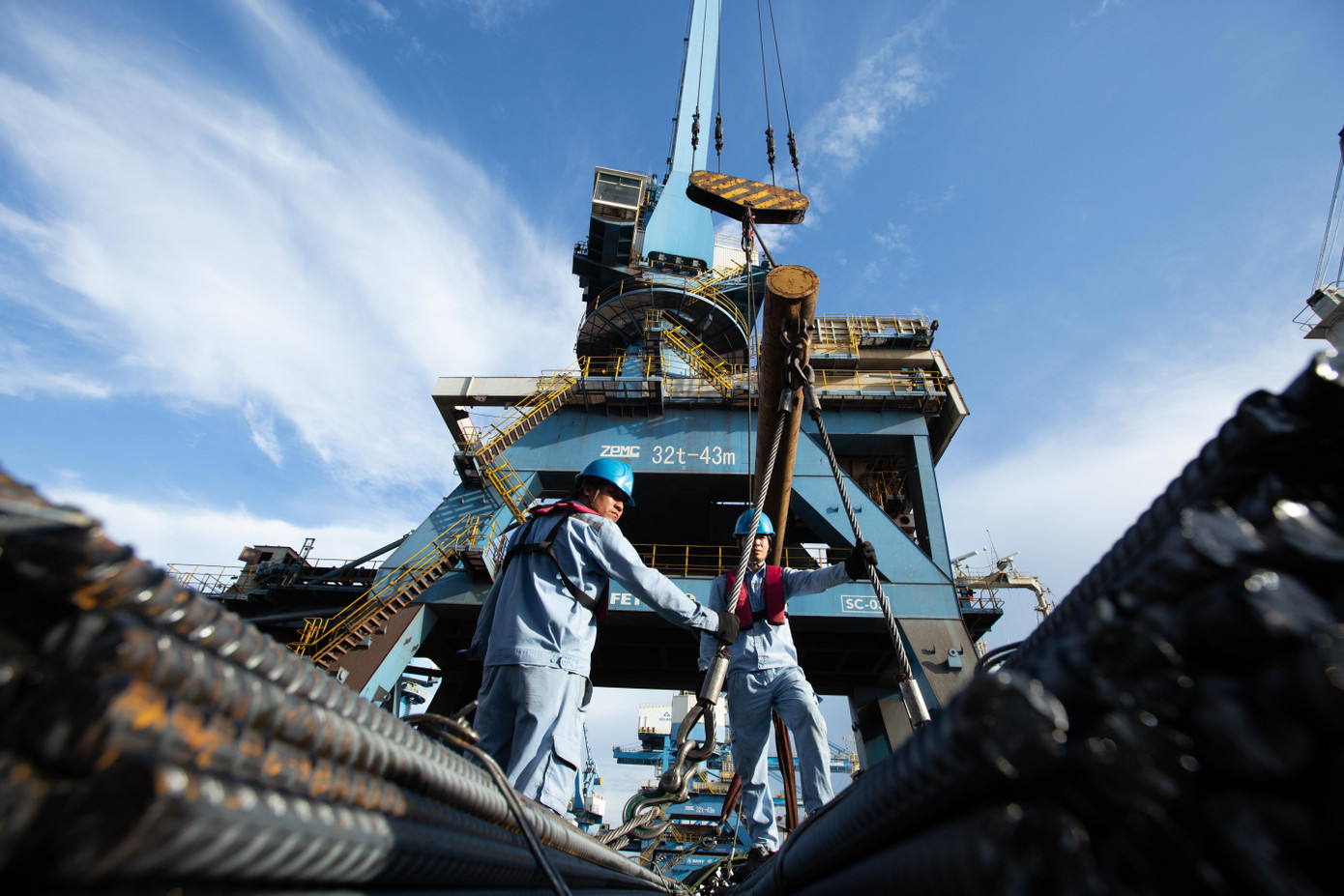 Xuất hàng thành phẩm tại cảng Hòa Phát Dung Quất