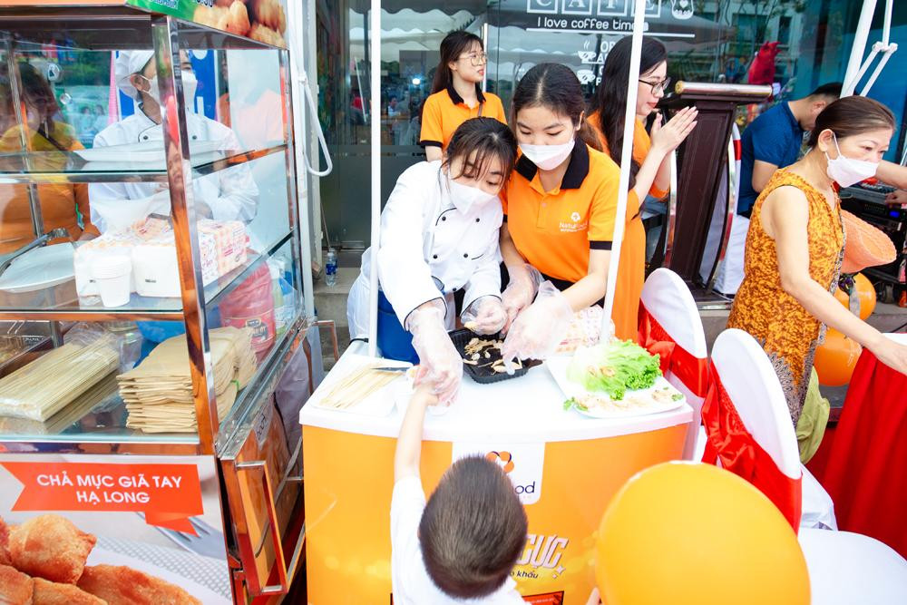 Quầy hải sản ăn thử hút khách trong ngày khai trương