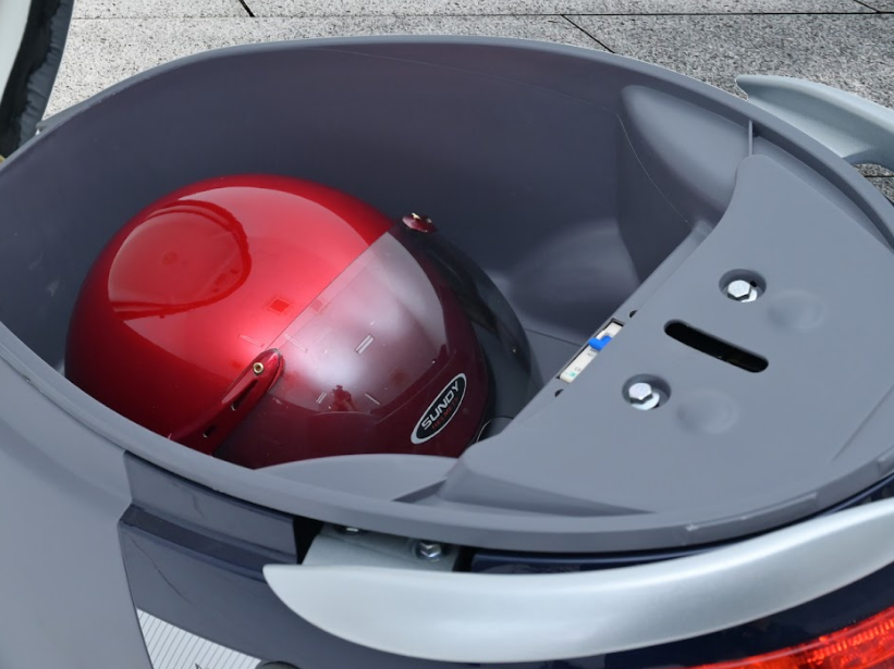 Khoang cốp siêu rộng 20 lít, giúp người dùng có thể để thoải mái để mũ bảo hiểm, túi xách, mắt kính, ví tiền, điện thoại…. Khoang cốp siêu rộng 20 lít, giúp người dùng có thể để thoải mái để mũ bảo hiểm, túi xách, mắt kính, ví tiền, điện thoại….