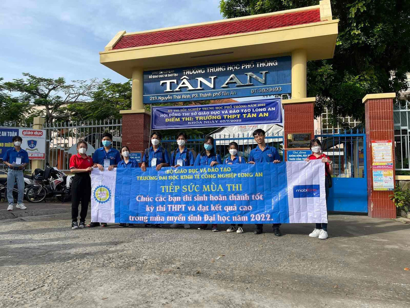 Một điểm tiếp sức mùa thi của đoàn viên thanh niên MobiFone tại thành phố Tân An, tỉnh Long An