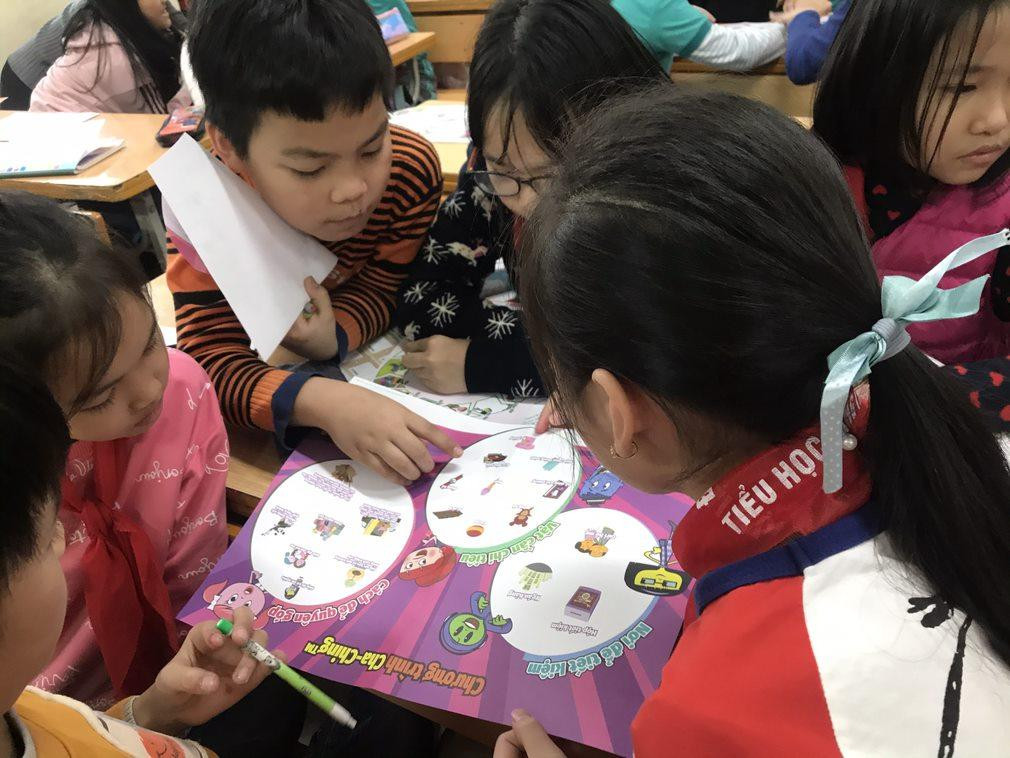 Các em học sinh học các khái niệm cơ bản về tiền theo giáo trình Cha-Ching