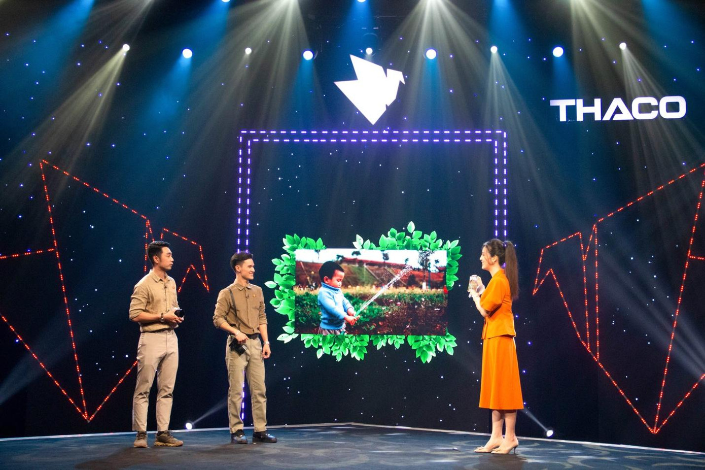 Hai bạn trẻ Đặng Đức Tuấn và Võ Minh Tân trên sân khấu của Việc Tử Tế Hai bạn trẻ Đặng Đức Tuấn và Võ Minh Tân trên sân khấu của Việc Tử Tế