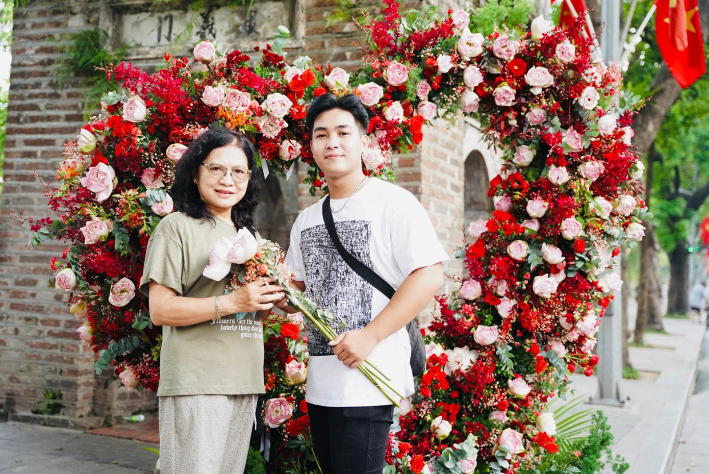 Tập đoàn Ecopark, đơn vị thực hiện hoạt động trang trí này cho hay, một mùa Vu Lan nữa lại về, những bông hoa sen thanh cao, tươi thắm cùng thông điệp hãy nói lời cám ơn cha mẹ khi còn có thể như một món quà nhỏ thay các con gửi tới những bậc làm cha mẹ, biết ơn cha mẹ đã sinh thành, dưỡng dục. Điều này càng ý nghĩa hơn khi mùa Vu Lan đã về. Tập đoàn Ecopark, đơn vị thực hiện hoạt động trang trí này cho hay, một mùa Vu Lan nữa lại về, những bông hoa sen thanh cao, tươi thắm cùng thông điệp hãy nói lời cám ơn cha mẹ khi còn có thể như một món quà nhỏ thay các con gửi tới những bậc làm cha mẹ, biết ơn cha mẹ đã sinh thành, dưỡng dục. Điều này càng ý nghĩa hơn khi mùa Vu Lan đã về.