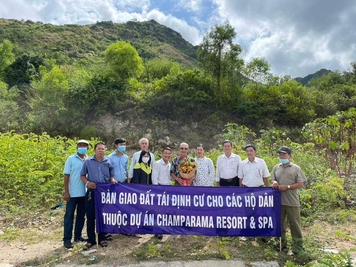 “Trung tâm Quỹ đất thành phố Nha Trang đã sắp xếp và bố trí hợp tình hợp lý khu đất tái định cư” – Ông Nguyễn Đức Quyền (tổ 7, Vĩnh Hòa, Nha Trang) chia sẻ