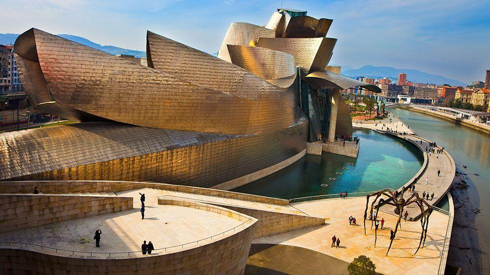 Guggenheim Bilbao - một trong những công trình kiến trúc kỳ quặc của Frank Gehry Guggenheim Bilbao - một trong những công trình kiến trúc kỳ quặc của Frank Gehry