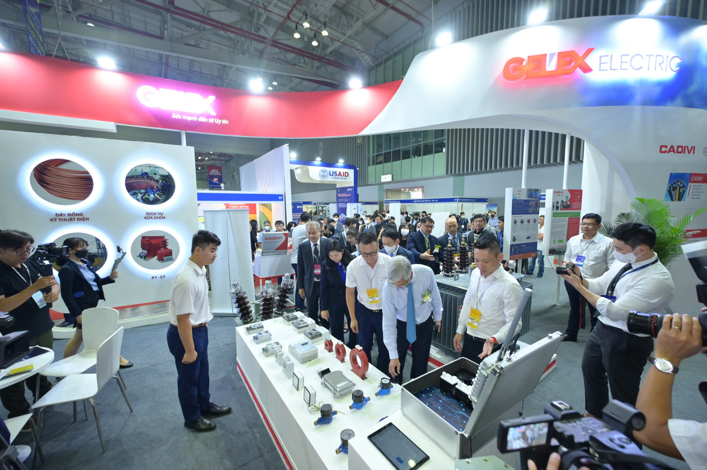 Gian hàng của Gelex Electric và các đơn vị thành viên hân hạnh đón tiếp Ông Võ Văn Hoan - Phó Chủ tịch UBND Thành phố Hồ Chí Minh, Ông Kang Myeong Il - Tổng lãnh sự Hàn Quốc tại TP.HCM cùng đại diện Hiệp hội các nhà sản xuất điện Hàn quốc và các quan khách đến thăm.