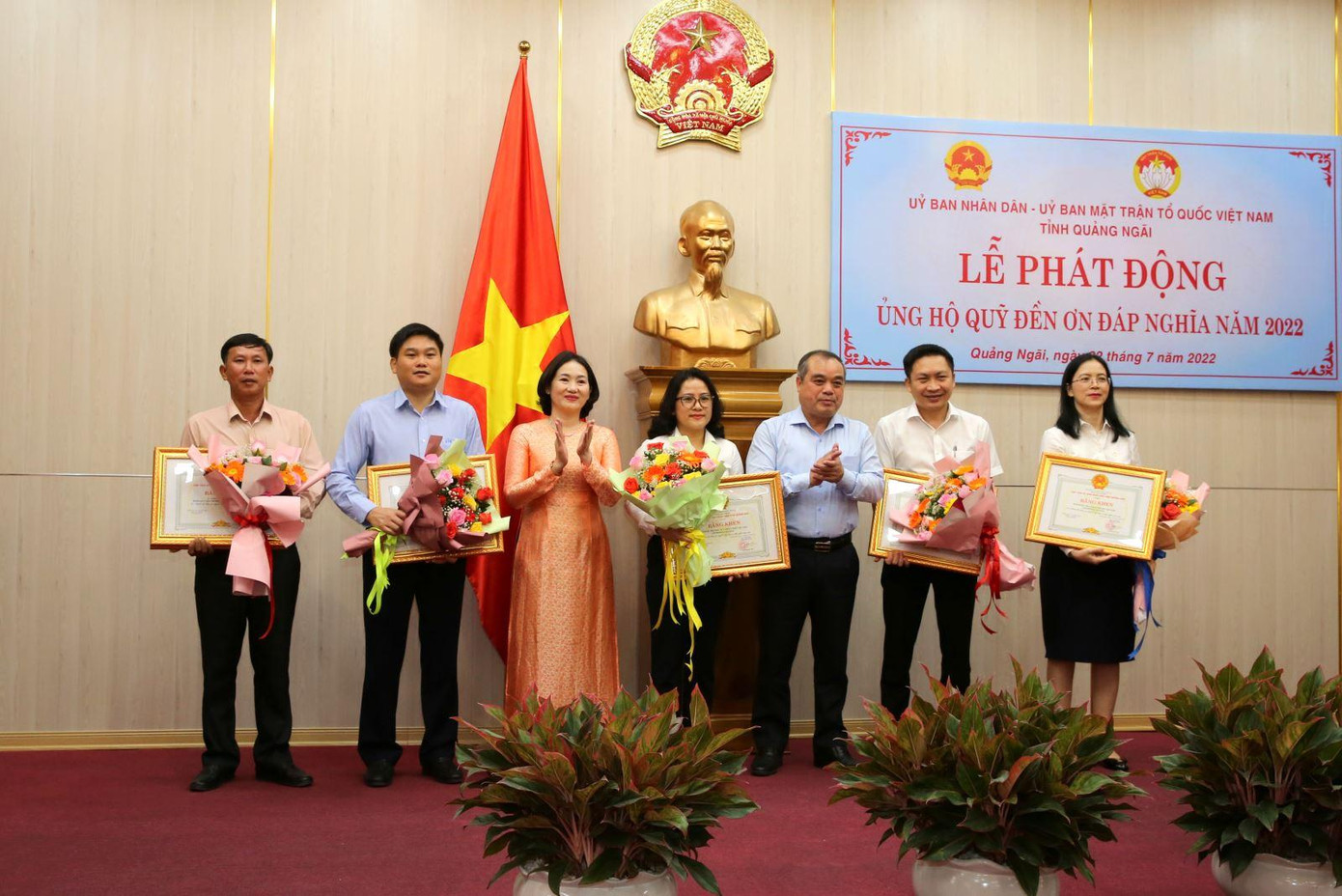 UBND tỉnh Quảng Ngãi tặng Bằng khen cho các tổ chức, doanh nghiệp có nhiều ủng hộ cho Quỹ Đền ơn đáp nghĩa. UBND tỉnh Quảng Ngãi tặng Bằng khen cho các tổ chức, doanh nghiệp có nhiều ủng hộ cho Quỹ Đền ơn đáp nghĩa.