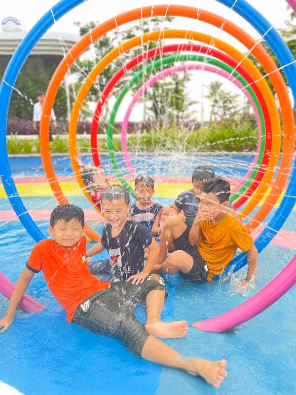 Công viên Golden Phoenix Park với khu công viên nước phục vụ các cư dân nhí vui chơi trong những ngày hè. Ảnh: Dat Xanh Premium Công viên Golden Phoenix Park với khu công viên nước phục vụ các cư dân nhí vui chơi trong những ngày hè. Ảnh: Dat Xanh Premium