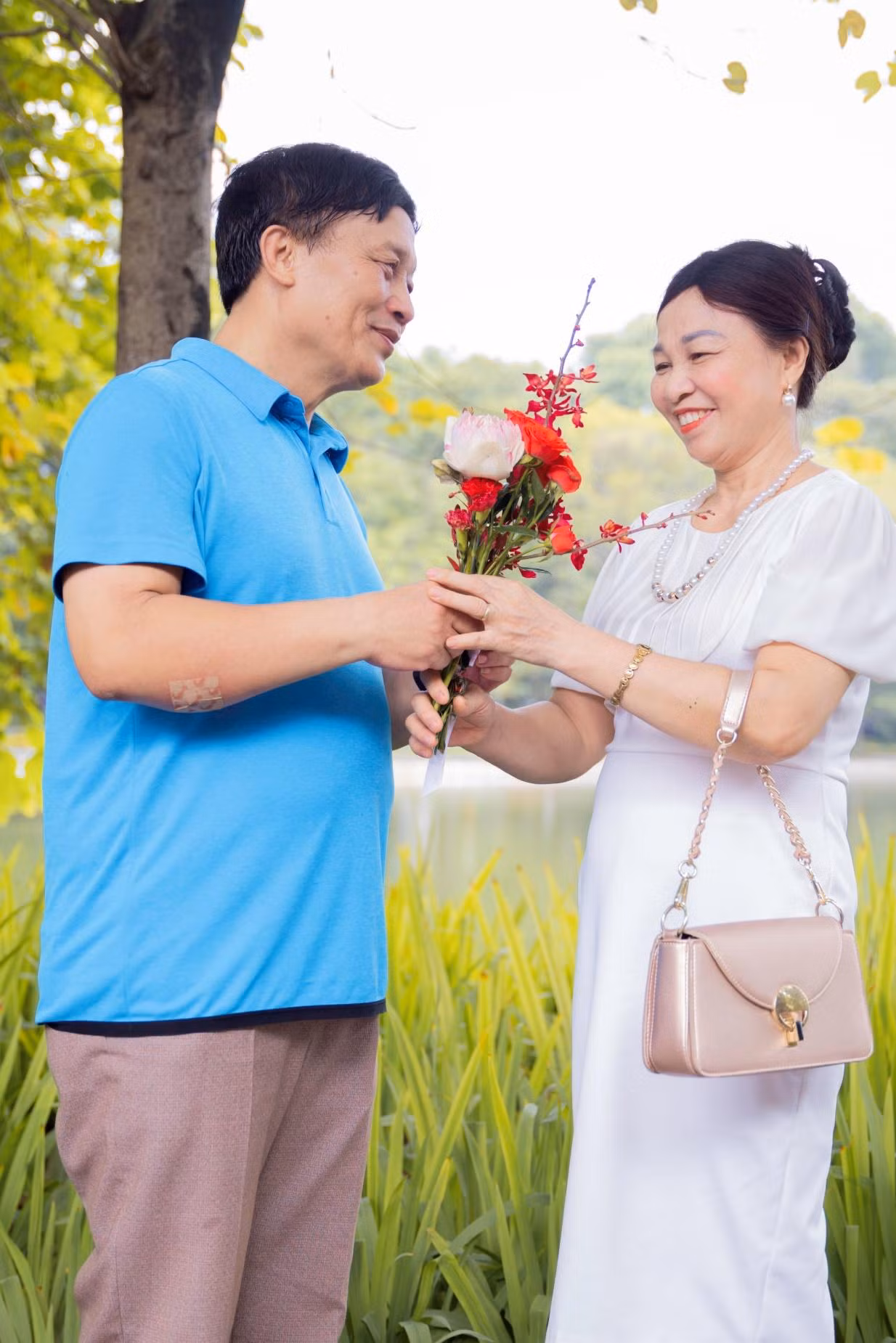 Bông hoa sen giúp như dẫn lối cho những lời yêu thương