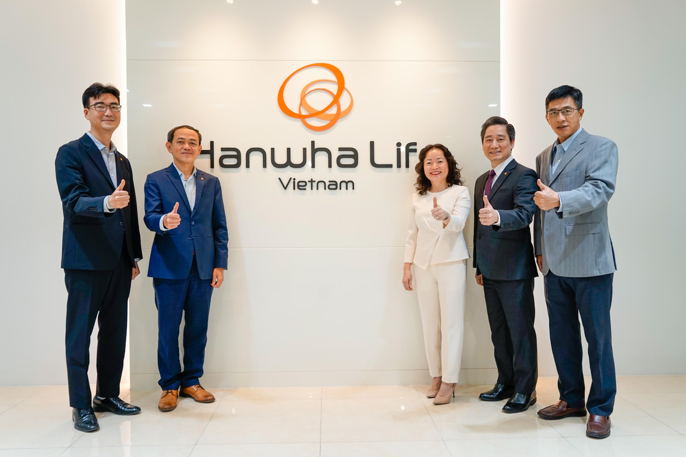 Tổng Giám đốc Hanwha Life Việt Nam – Hwang Jun Hwan và các thành viên trong Ban Giám đốc (Hình ảnh: Hanwha Life)