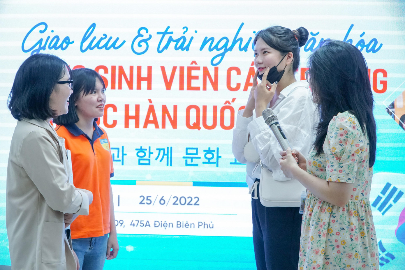 Sinh viên ĐH chuẩn Hàn Quốc trong một chương trình giao lưu với sinh viên Hàn