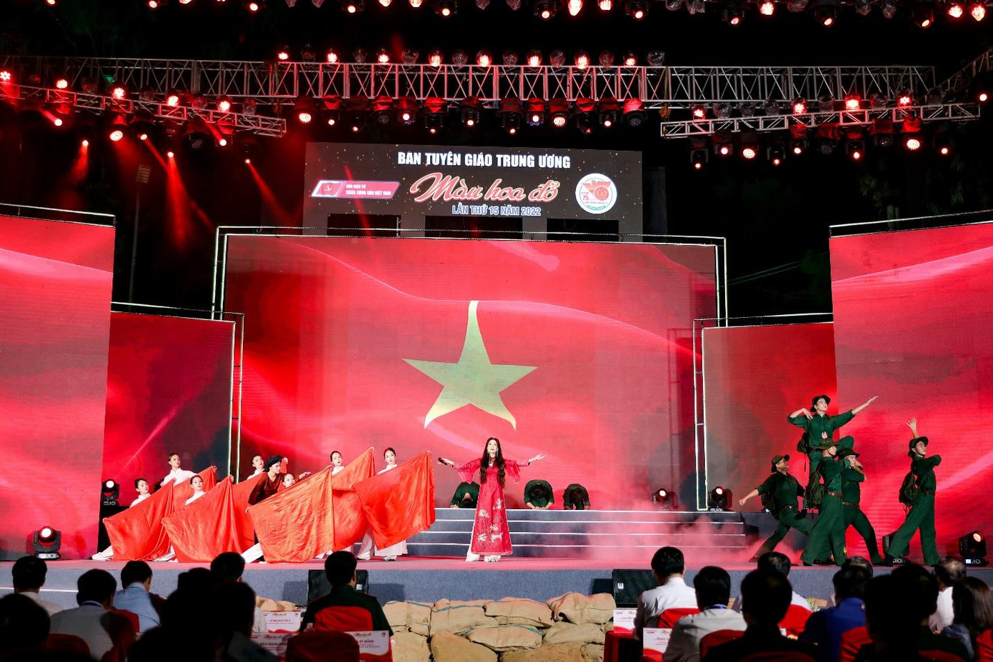 Những màn nghệ thuật tái hiện vẻ đẹp anh hùng của lịch sử giữ nước, những câu chuyện thực tế của các thế hệ đi trước. Những màn nghệ thuật tái hiện vẻ đẹp anh hùng của lịch sử giữ nước, những câu chuyện thực tế của các thế hệ đi trước.