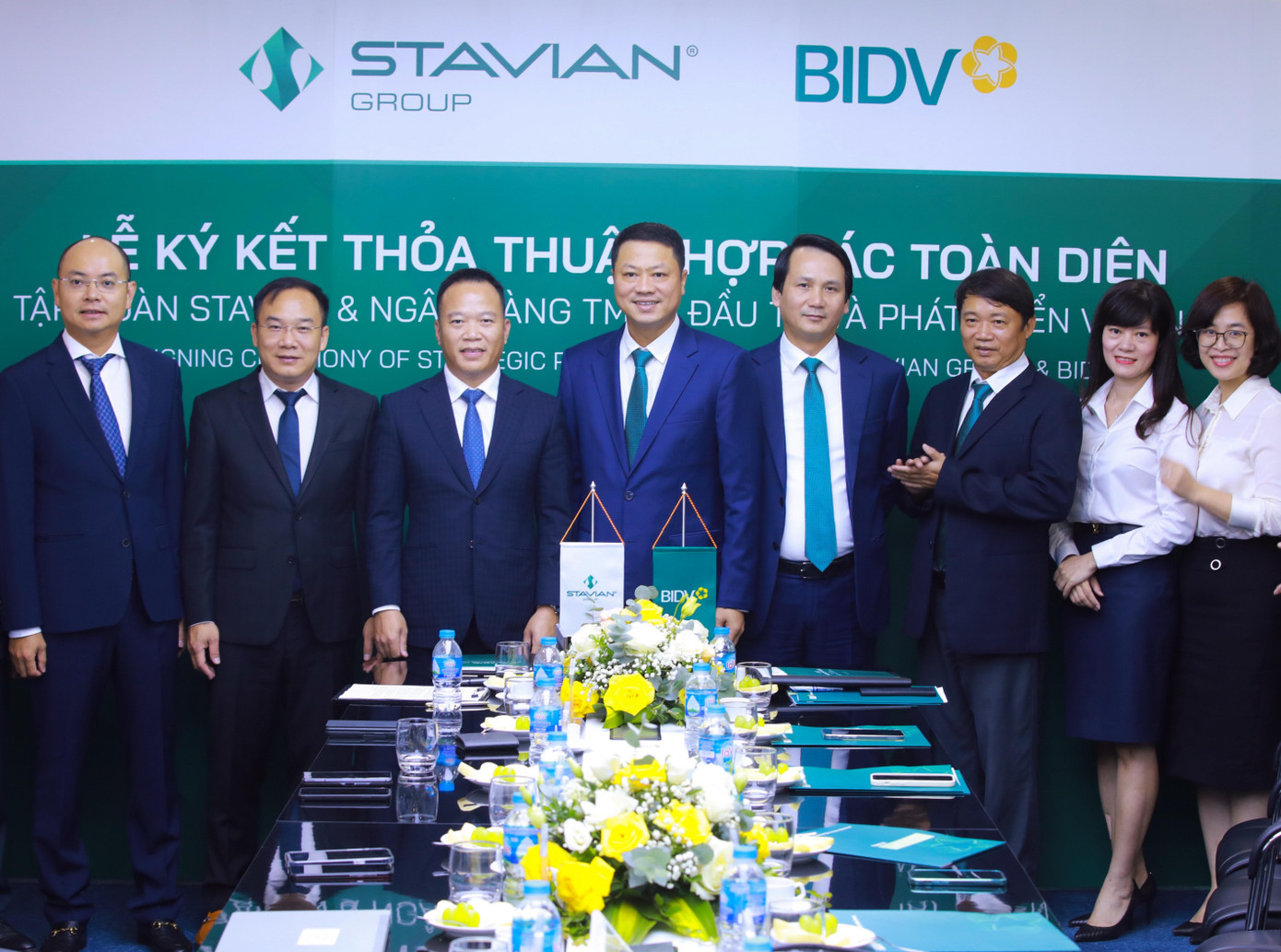 Đại diện lãnh đạo tập đoàn Stavian và BIDV tại buổi ký kết.