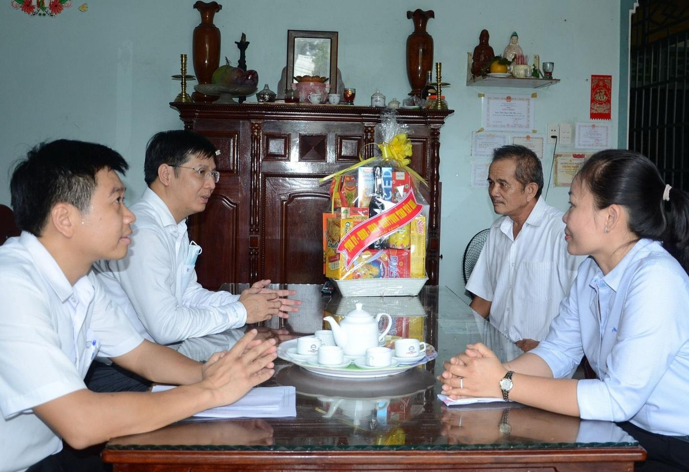 Ông Nguyễn Thành Tâm, Bí thư Tỉnh ủy, Chủ tịch HĐND tỉnh Tây Ninh thăm, tặng quà gia đình chính sách. Ông Nguyễn Thành Tâm, Bí thư Tỉnh ủy, Chủ tịch HĐND tỉnh Tây Ninh thăm, tặng quà gia đình chính sách.