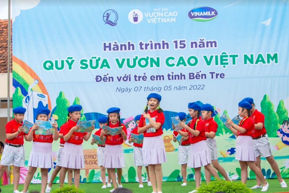 Trong ảnh là các em học sinh Trường Tiểu học Tân Thành Bình 1 (huyện Mỏ Cày Bắc, tỉnh Bến Tre) trong ngày hội đón nhận 106.000 ly sữa từ Quỹ sữa Vươn cao Việt Nam và Vinamilk vào tháng 5/2022. 15 năm qua, mỗi nơi Quỹ sữa dừng chân, nơi ấy đều có những nụ cười trẻ thơ. Niềm vui ấy còn là của những người thực hiện chương trình, không chỉ vì những món quà dinh dưỡng các trẻ em khó khăn, kém may mắn nhận được, mà còn vì hành trình Quỹ sữa đã mang theo cả tình yêu thương và động lực cho các em vượt lên hoàn cảnh, vươn đến ước mơ của mình.