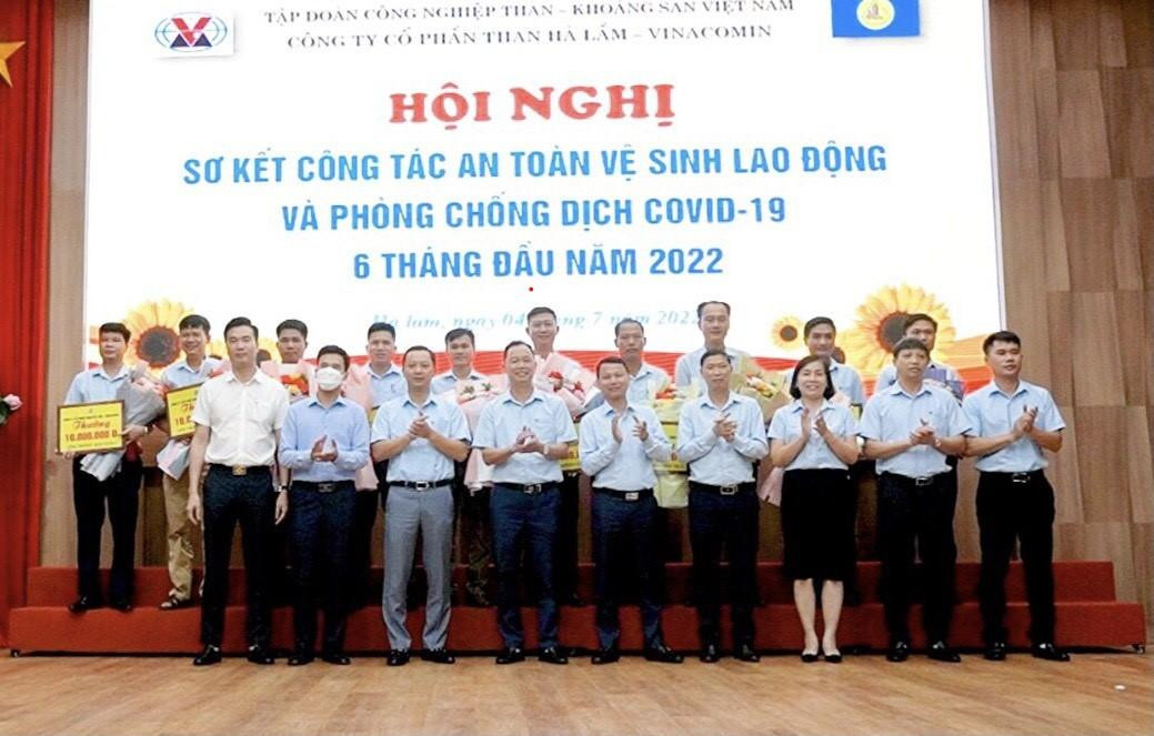 Công ty khen thưởng các tập thể và cá nhân tiêu biểu trong ATVSLĐ 6 tháng đầu năm 2022 và công tác phòng chống dịch COVID-19