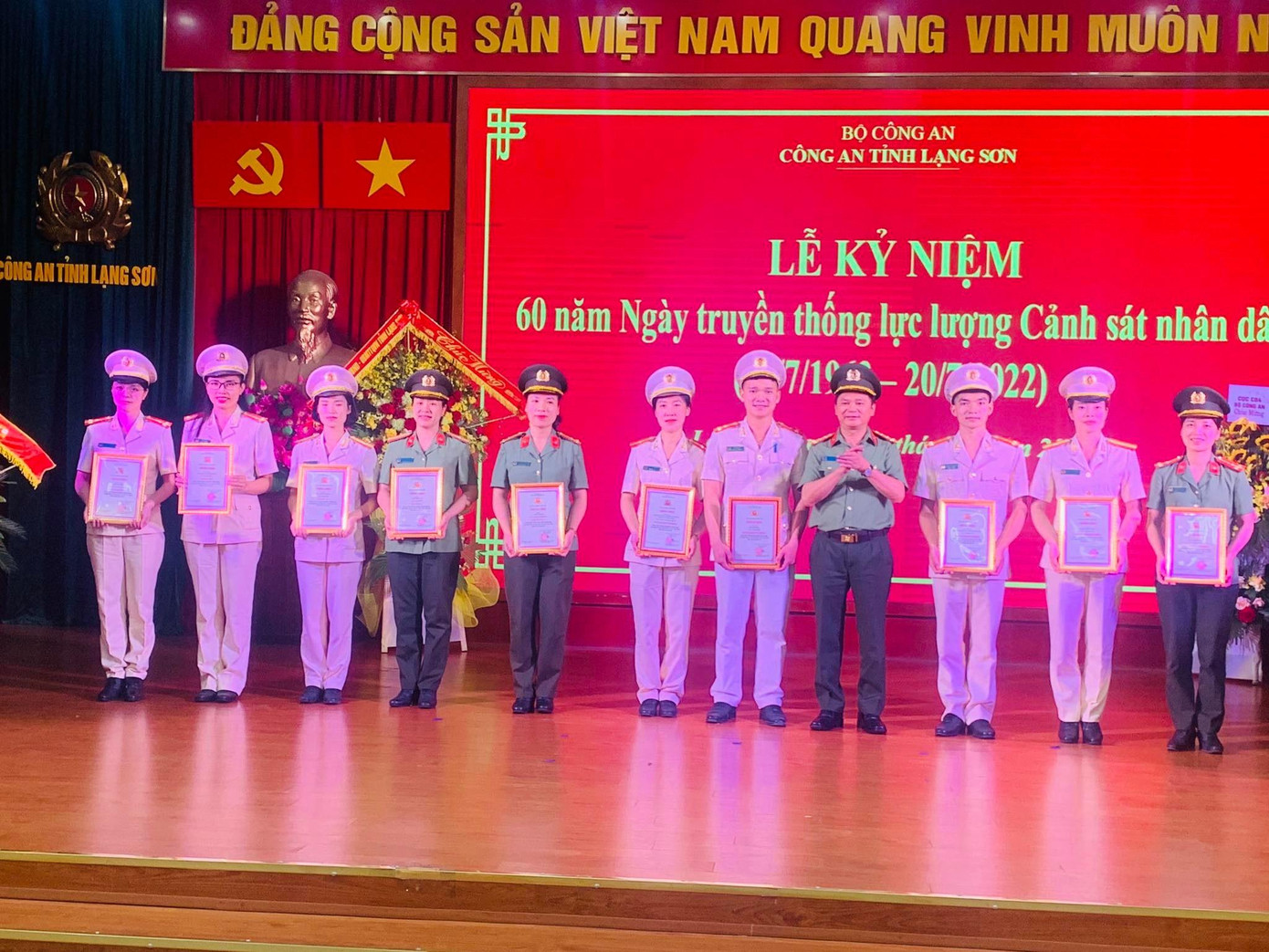 Trao giải cuộc thi viết về lực lượng công an Lạng Sơn -Ảnh: Duy Chiến