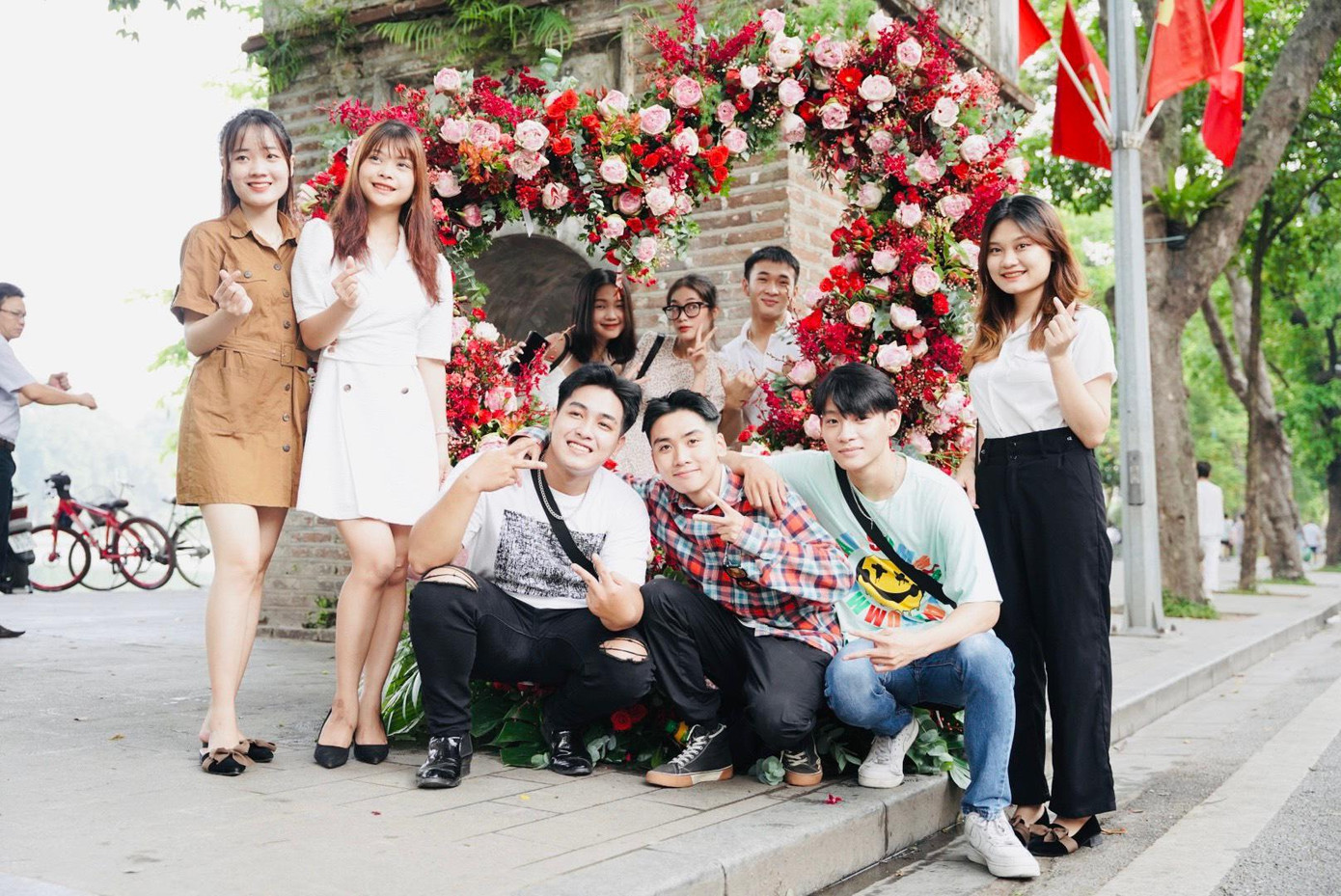 Đỗ Duy Anh, một bạn trẻ đang làm việc tại Hà Nội hào hứng chia sẻ: “Cứ thỉnh thoảng, trên đường phố Hà Nội lại có những điều rất bất ngờ như vậy. Nhưng lần đầu tiên mình thấy hoa sen được kết thành hình trái tim lớn như vậy. Mà ấn tượng nhất chính là mọi người đều được đến rút hoa sen từ trái tim đó để nhận thông điệp bất ngờ. Bạn thử rút đi, thú vị lắm!”. Đỗ Duy Anh, một bạn trẻ đang làm việc tại Hà Nội hào hứng chia sẻ: “Cứ thỉnh thoảng, trên đường phố Hà Nội lại có những điều rất bất ngờ như vậy. Nhưng lần đầu tiên mình thấy hoa sen được kết thành hình trái tim lớn như vậy. Mà ấn tượng nhất chính là mọi người đều được đến rút hoa sen từ trái tim đó để nhận thông điệp bất ngờ. Bạn thử rút đi, thú vị lắm!”.