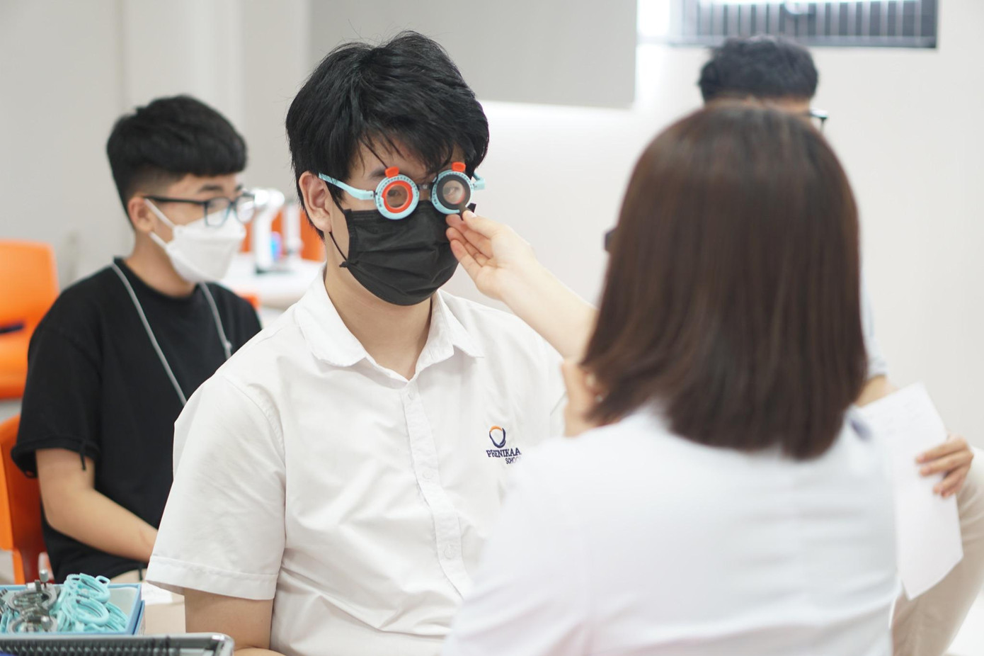 Cận thị là rào cản khiến nhiều bạn trẻ không thể theo đuổi ngành học, công việc mà bản thân mơ ước Cận thị là rào cản khiến nhiều bạn trẻ không thể theo đuổi ngành học, công việc mà bản thân mơ ước