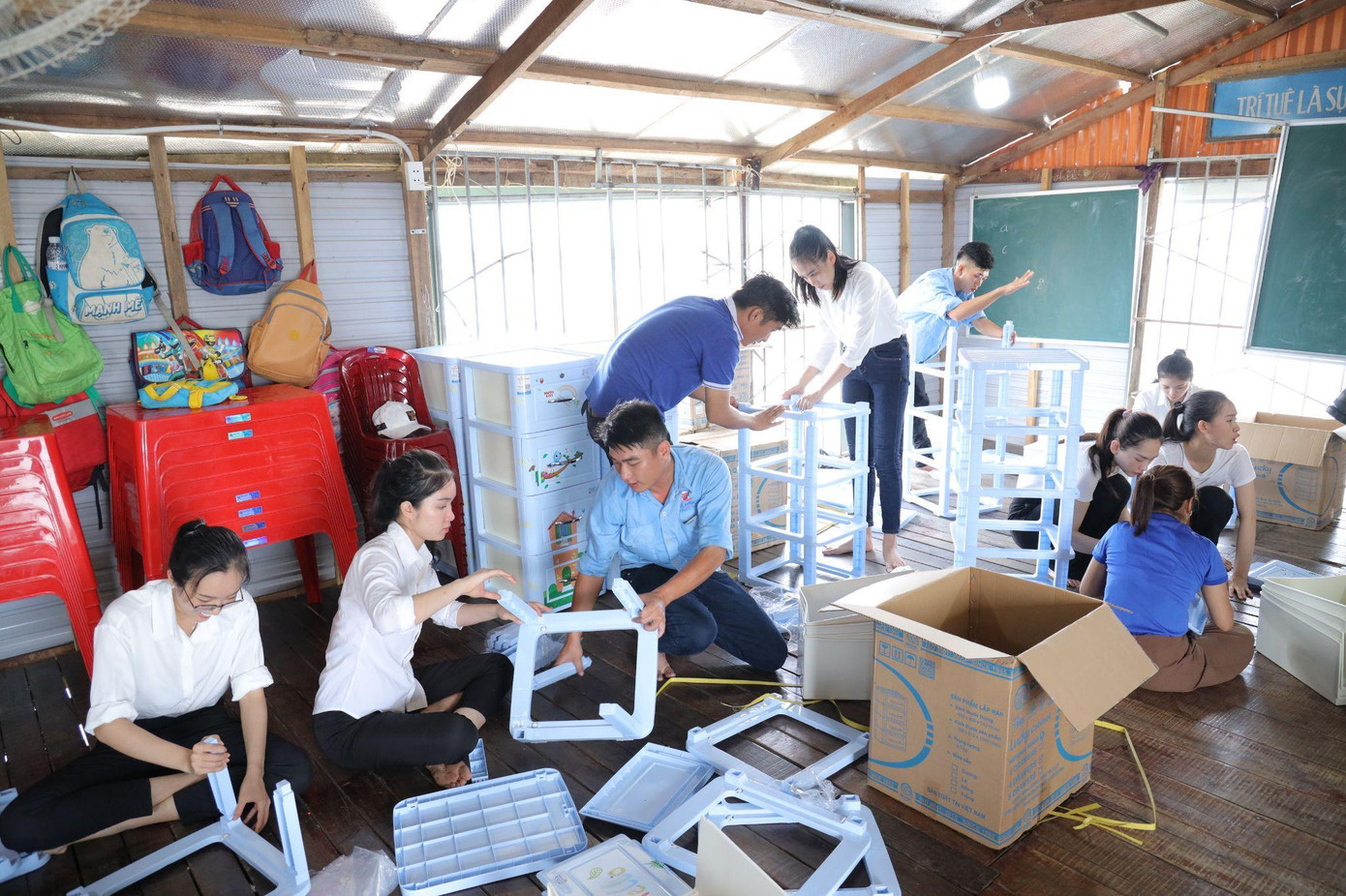 Thay mới bàn ghế của lớp học, lắp ráp tủ đựng để các em học sinh có chỗ đựng sách vở, cặp sách sạch sẽ. Thay mới bàn ghế của lớp học, lắp ráp tủ đựng để các em học sinh có chỗ đựng sách vở, cặp sách sạch sẽ.