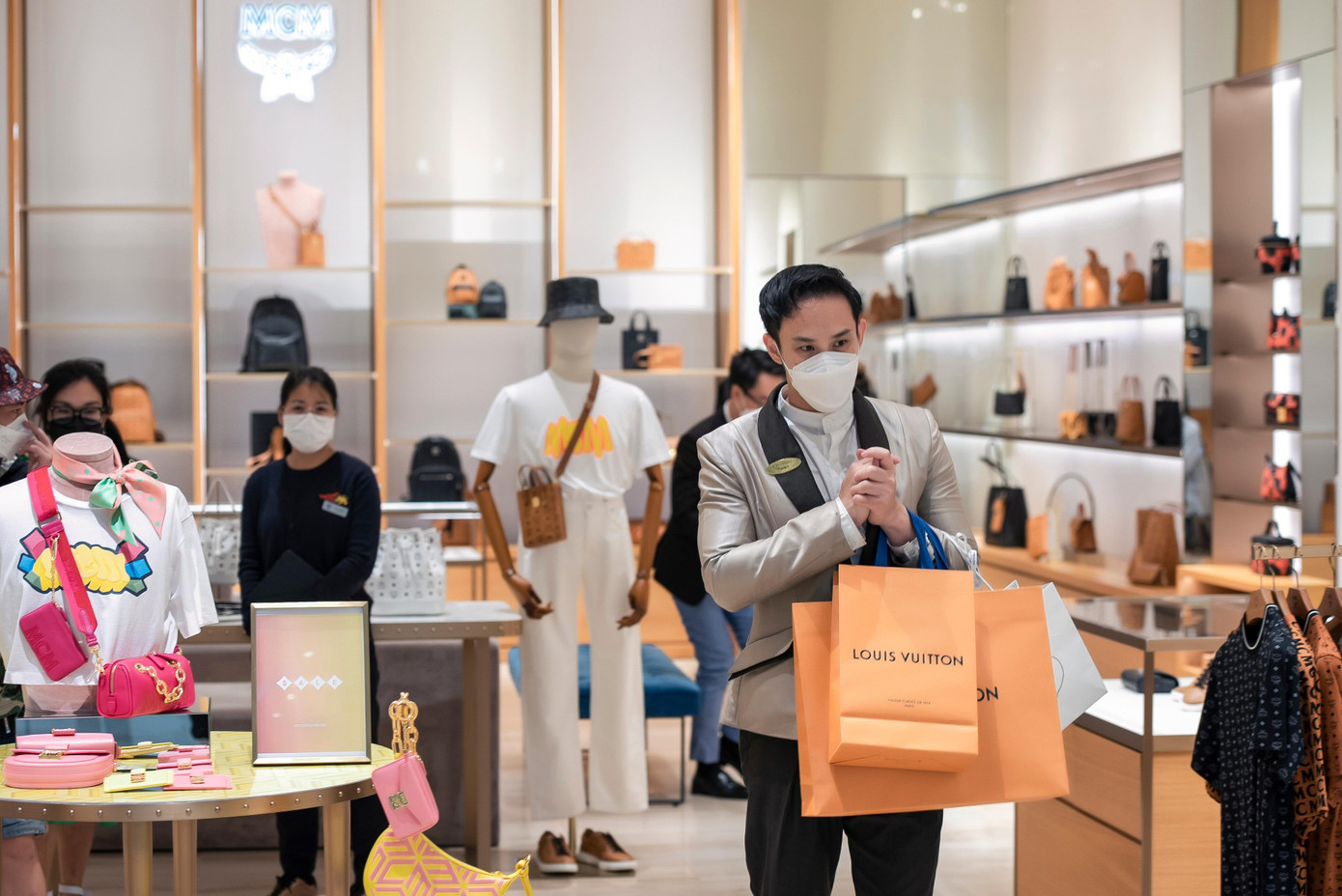 Nhân viên Marriott International trong vai trò trợ lý, giúp các chủ nhân căn hộ hàng hiệu xách đồ trong một buổi mua sắm tại trung tâm thương mại. Ảnh: Grand Marina Saigon