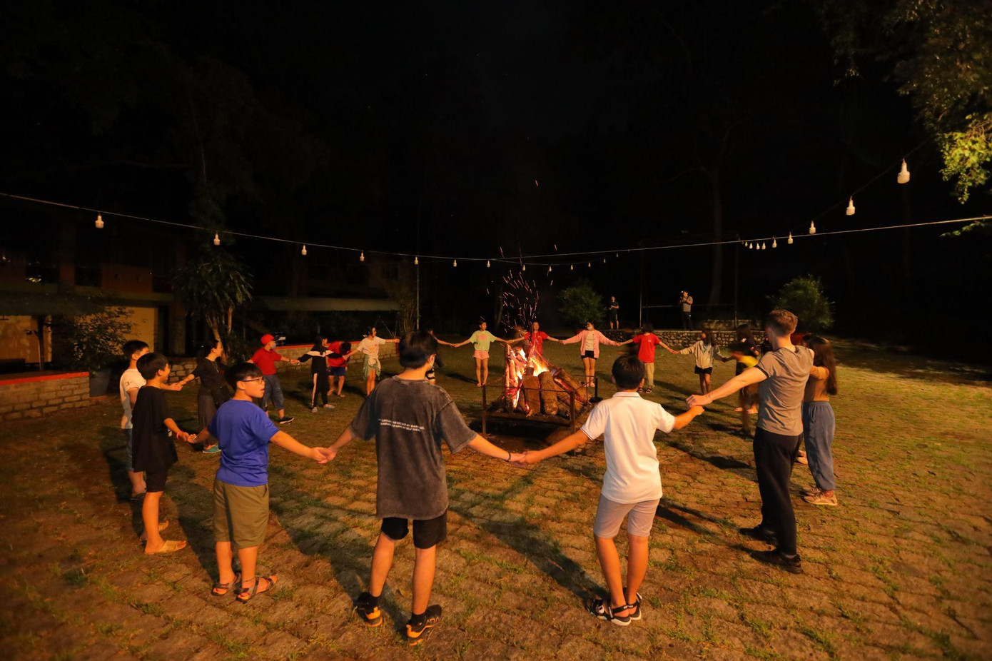 Quanh đốm lửa hồng, các bạn học viên cùng nhau ca hát, cùng nhau chia sẻ về những bài học mình đã có được trong chuyến đi và kể cho nhau nghe những câu chuyện đầy cảm xúc.