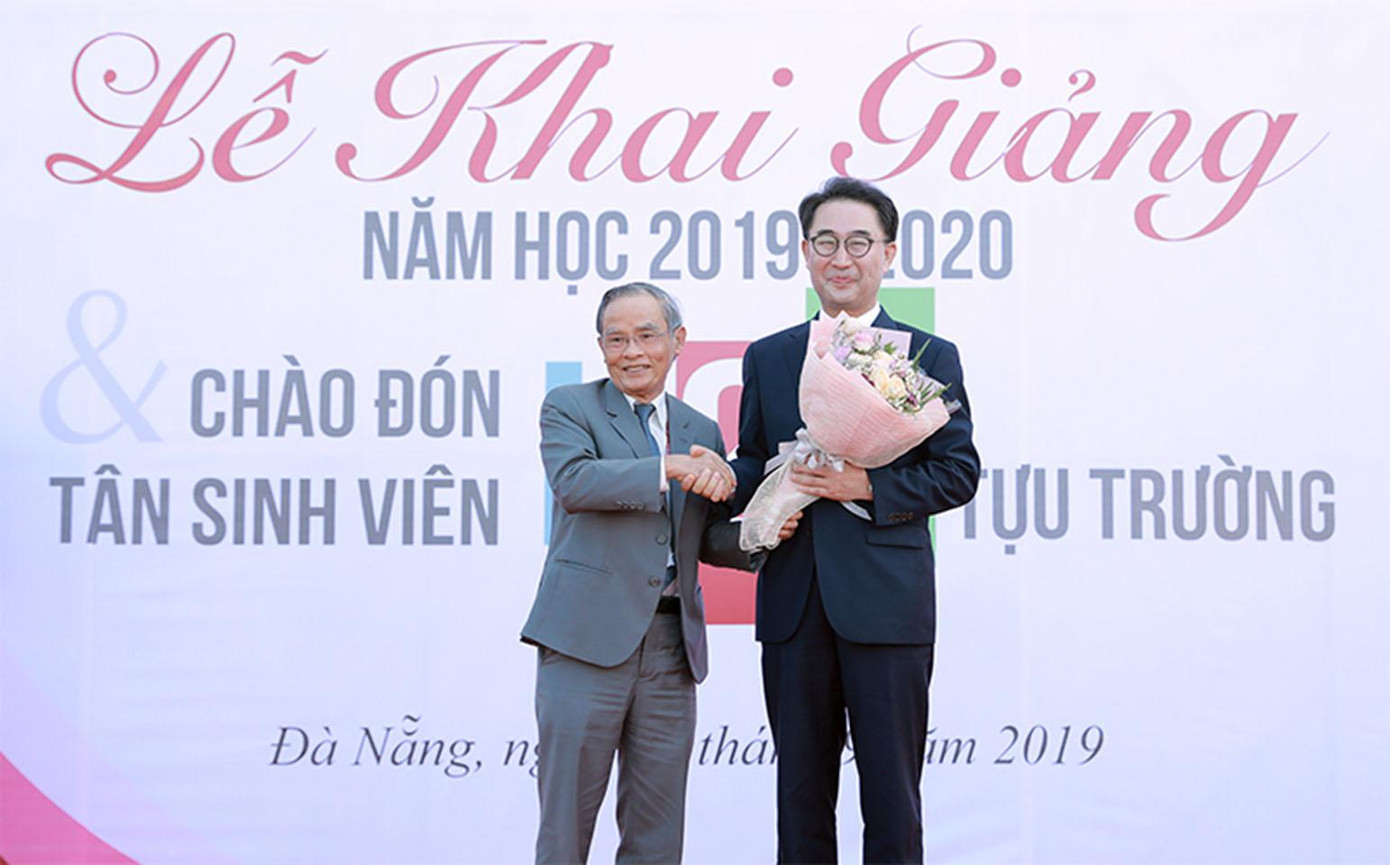 AHLĐ-NGƯT Lê Công Cơ tặng hoa chúc mừng GS.TS. Lim Sang Taek nhận giải thưởng của Tổng thống Hàn Quốc