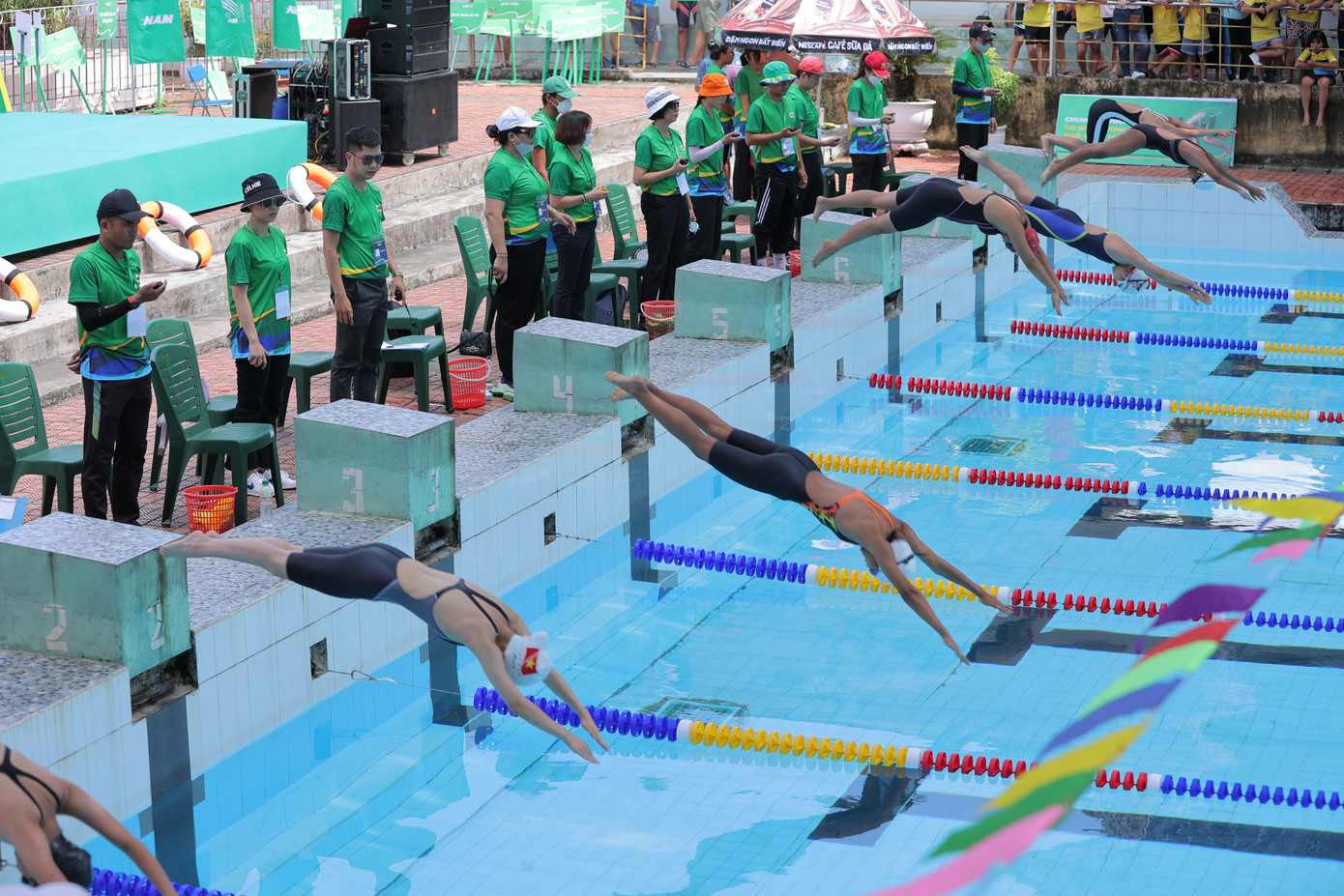 Gần 500 vận động viên bước vào các nội dung thi đấu tại Bể bơi Bến Bính (Quận Hồng Bàng, TP. Hải Phòng) và được xếp theo 5 nhóm tuổi từ 6 đến 17 Gần 500 vận động viên bước vào các nội dung thi đấu tại Bể bơi Bến Bính (Quận Hồng Bàng, TP. Hải Phòng) và được xếp theo 5 nhóm tuổi từ 6 đến 17