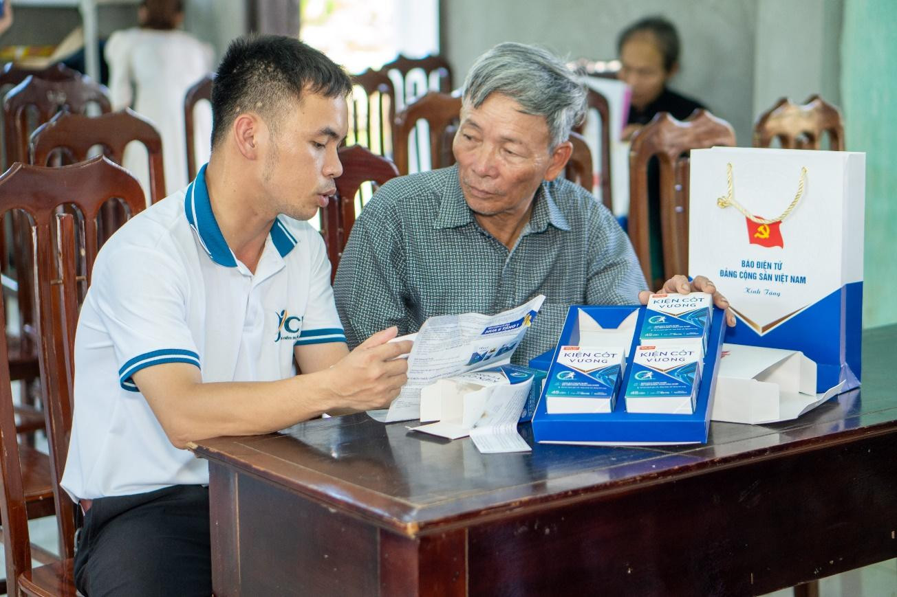 Nhân viên CVI Pharma tặng quà và tư vấn hướng dẫn sử dụng cho bác Khuê