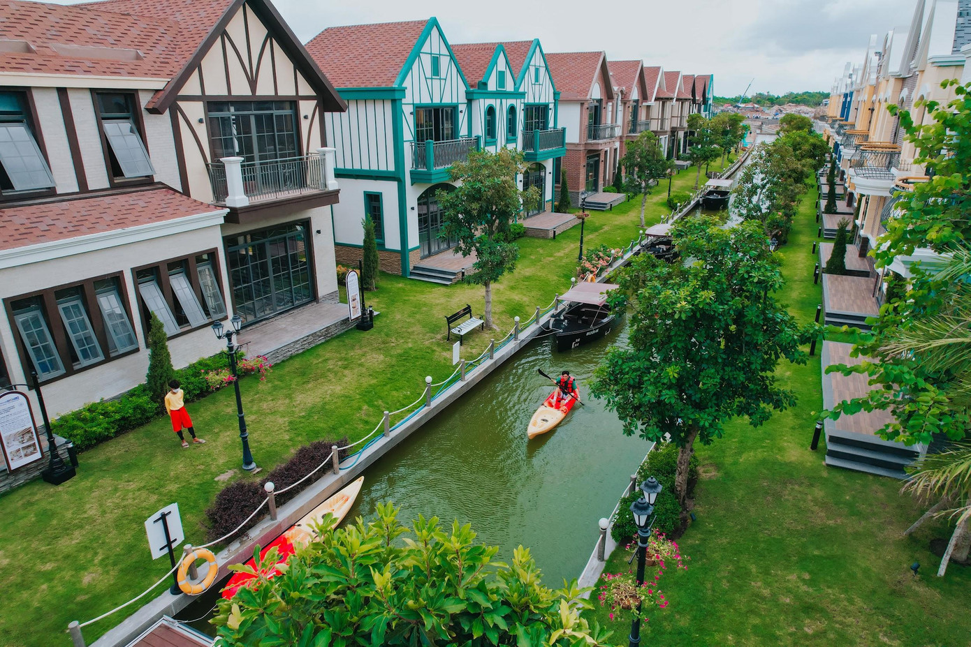 Chèo thuyền Kayak tại khu biệt thự Lagoon mang dáng dấp của ngôi làng cổ Giethoorn - Hà Lan mang đến cho Tô Đi Đâu trải nghiệm đầy mới mẻ.