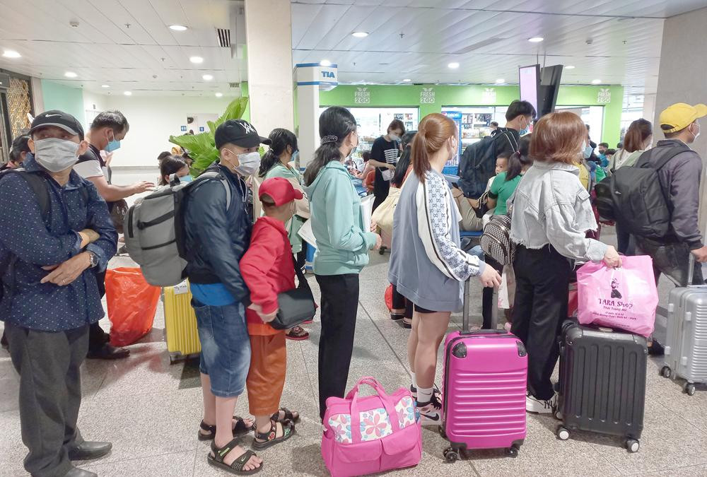 Hành khách xếp hàng lên máy bay tại sân bay Tân Sơn Nhất, TPHCM. Ảnh: C.L.