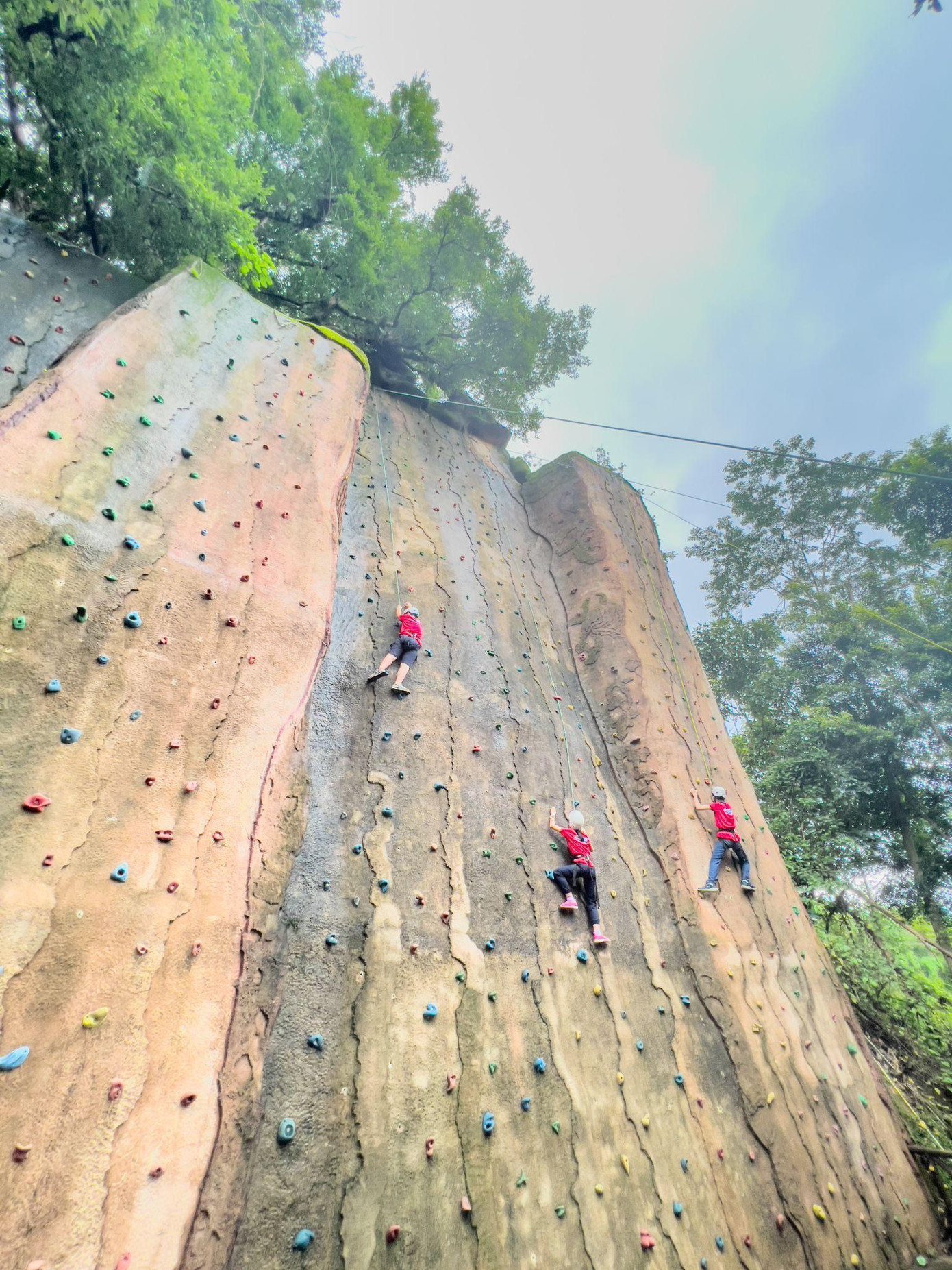 Giữa núi rừng thiên nhiên, những lời khích lệ "Come on! You can do it!" liên tục được gửi đến đồng đội đang leo núi. Nhiều học viên đã thực sự vượt qua nỗi sợ của bản thân để “chạm đỉnh” một cách ngoạn mục.