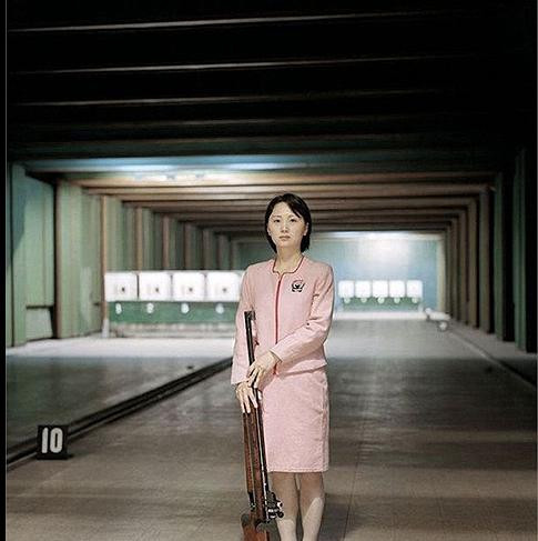 Nữ nghệ sỹ chơi đàn